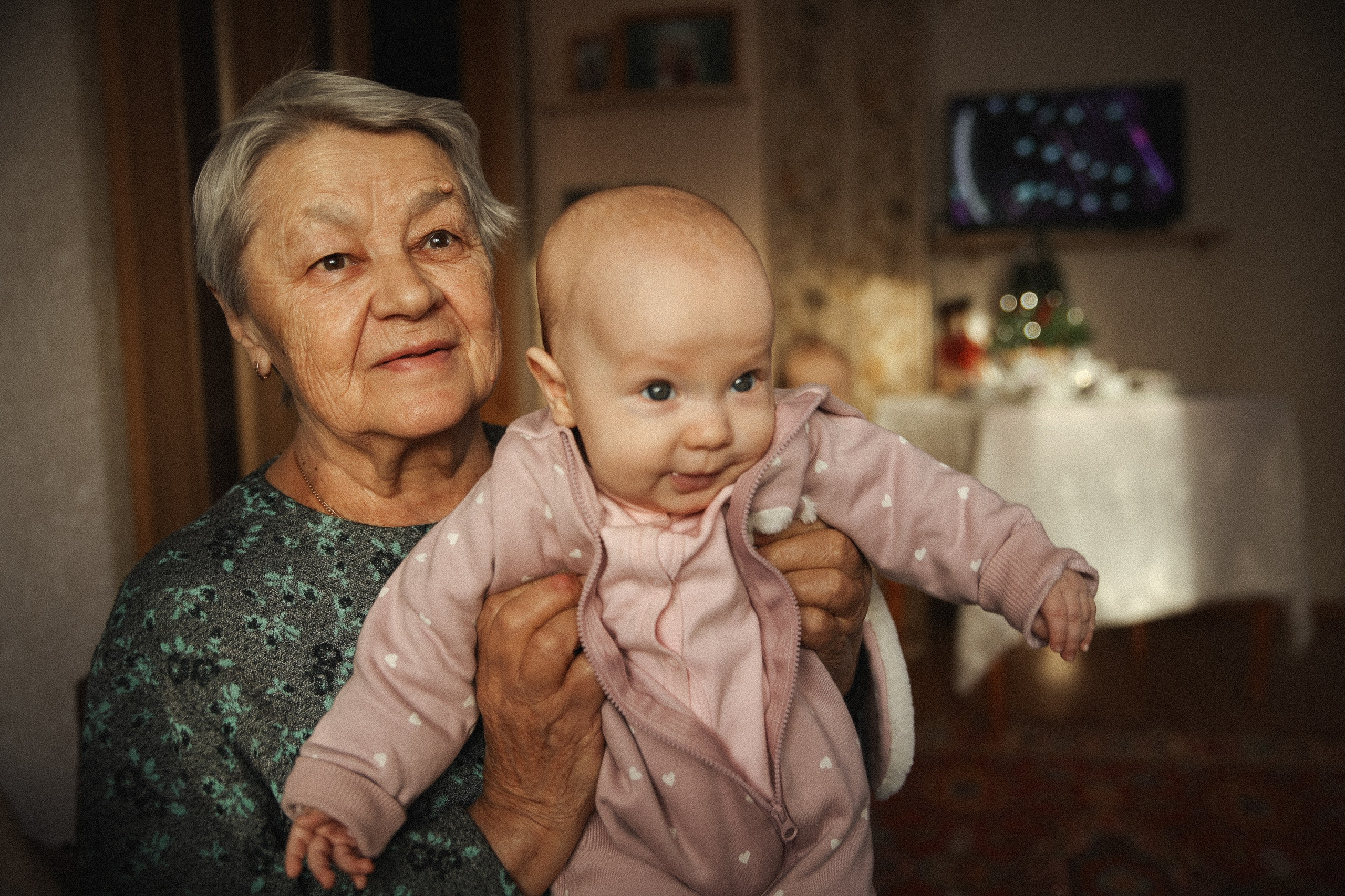 Семейная фотосессия домашняя фотосессия бабушка в гостях у бабушки. Фотограф Владимир Москва