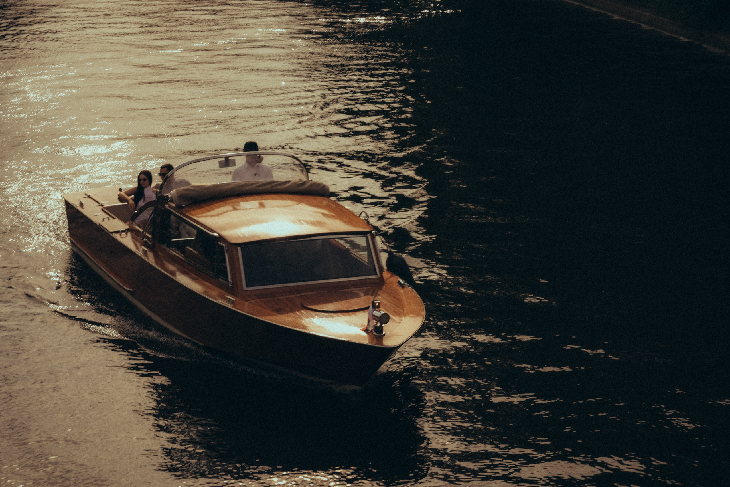 СВАДЕНБНАЯ СЬЕМКА НА КАТЕРЕ ПО КАНАЛАМ САНКТ-ПЕТЕРБУРГА И В АКВАТОРИИ НЕВЫ. Профессиональный фотограф, Санкт-Петербург — Виктория Богомолова