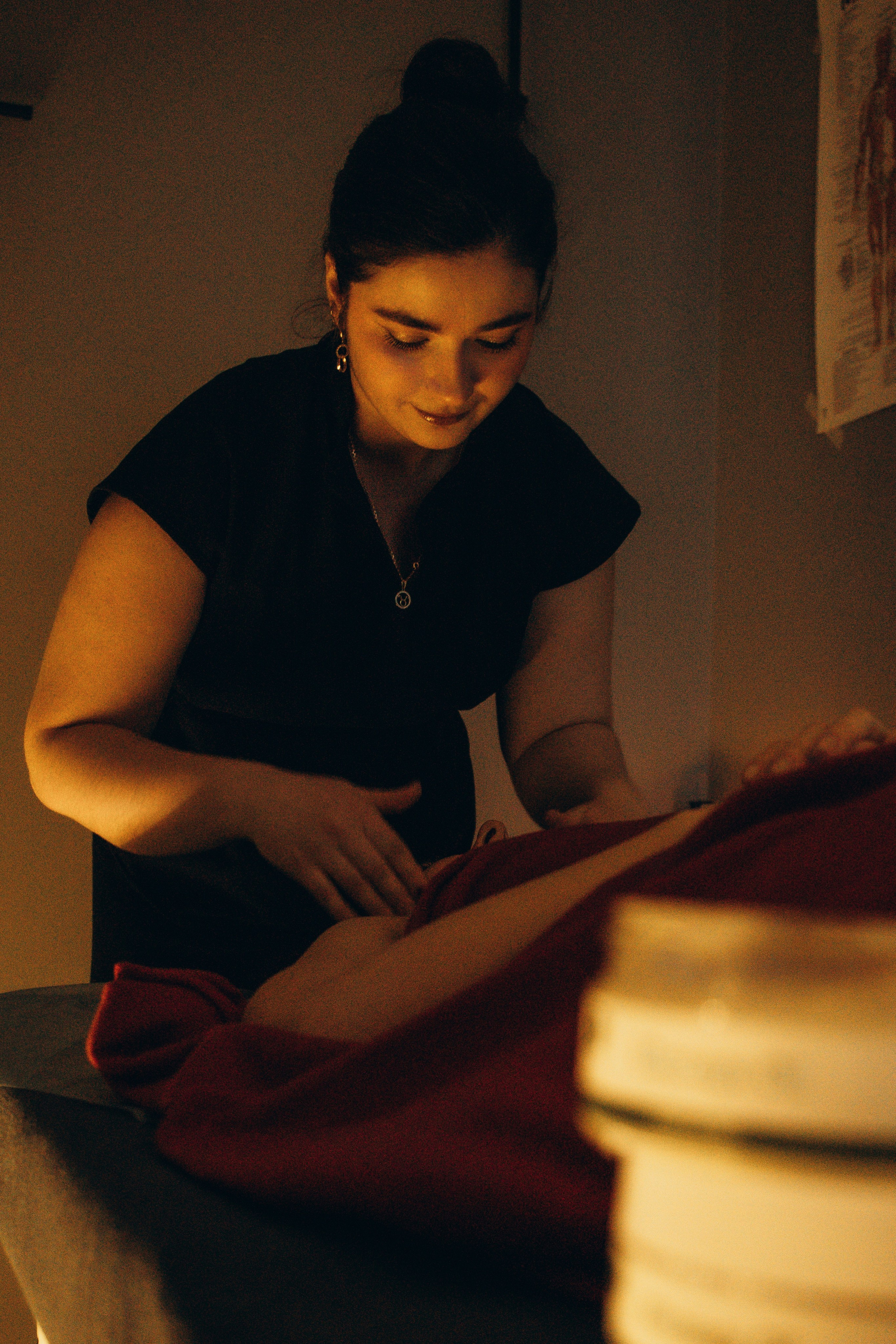 Массажист за работой с кремами на переднем плане