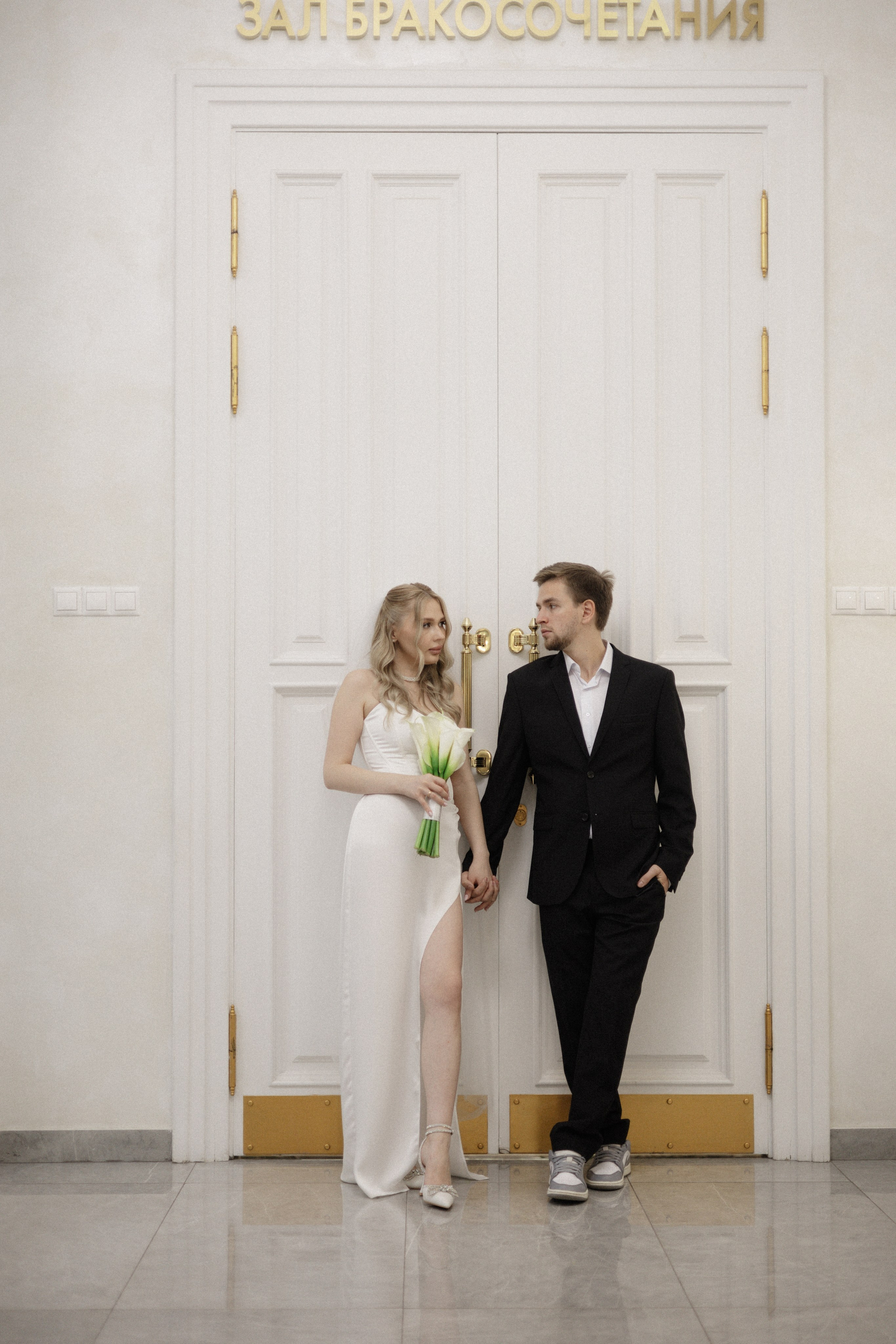 Арина и Дима. Сборы, роспись и прогулка. Свадебный и портретный фотограф в Москве Анастасия Масюк