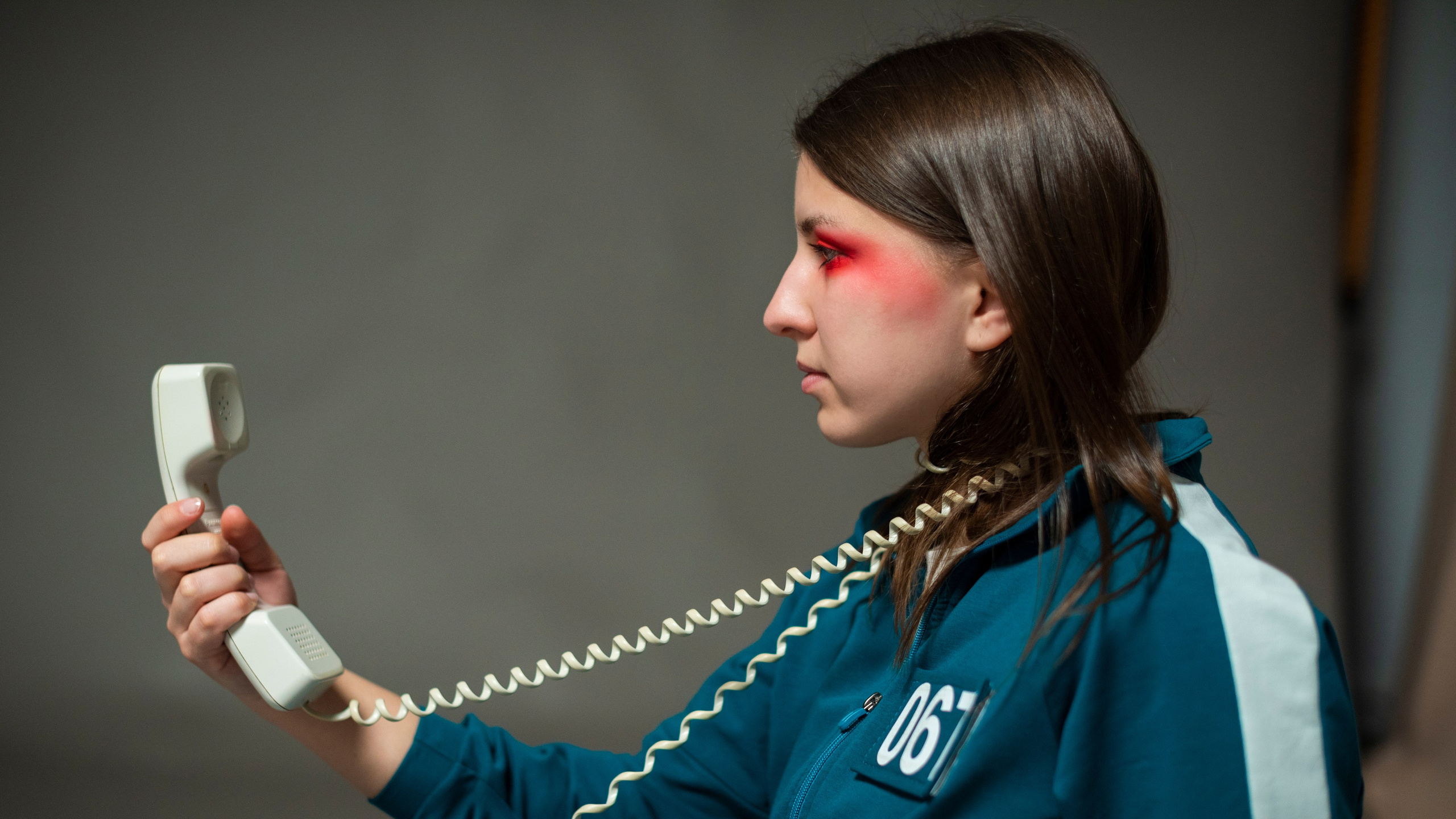 Фотопроект самоизоляция, сомнамбула, сновидческие видения, философия, одиночество, арт-фотография. девушка в спортивном костюме, красный макияж телефонная трубка