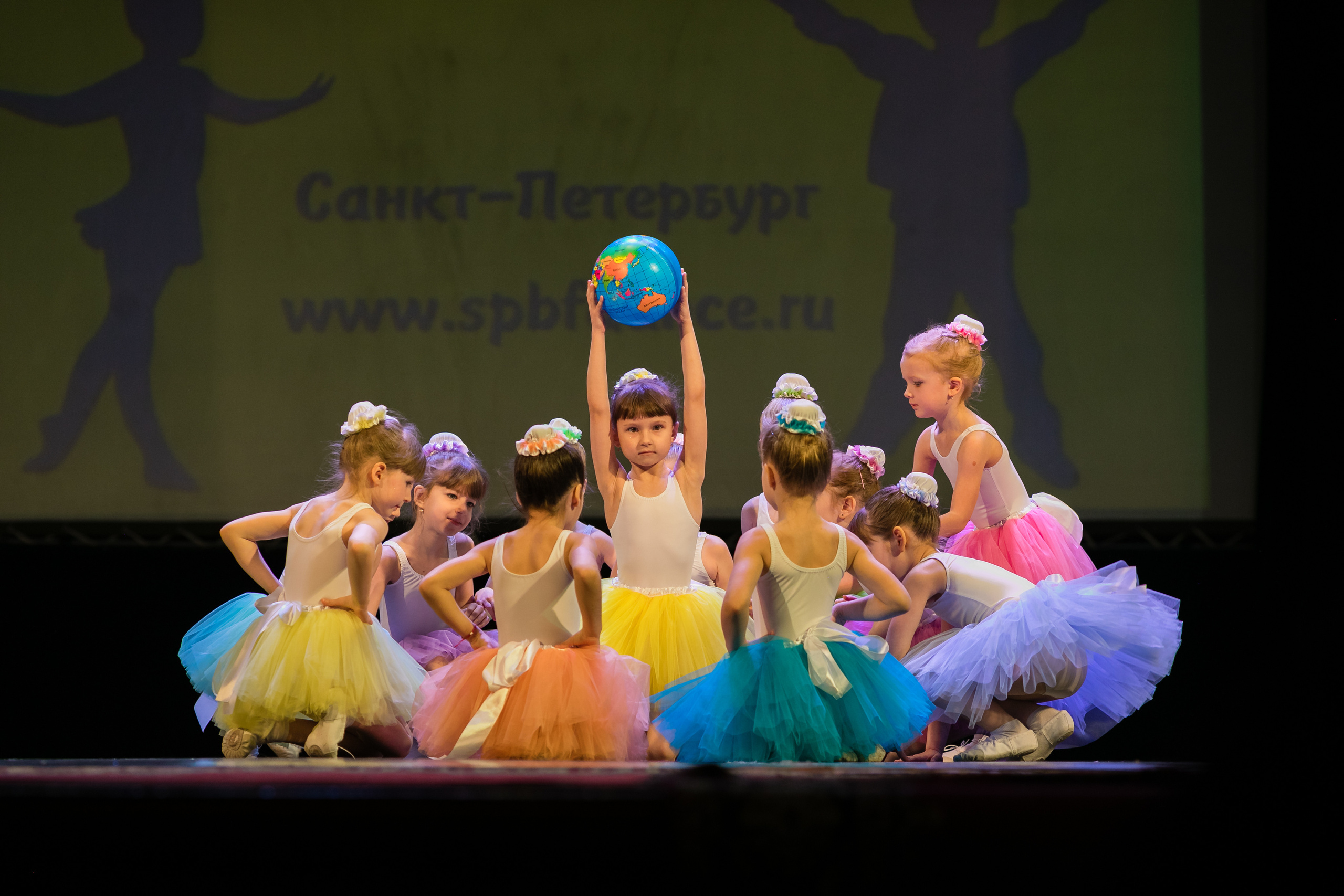 Детское танцевальное выступление. Детский и семейный фотограф в Санкт-Петербурге Елена Крюкова