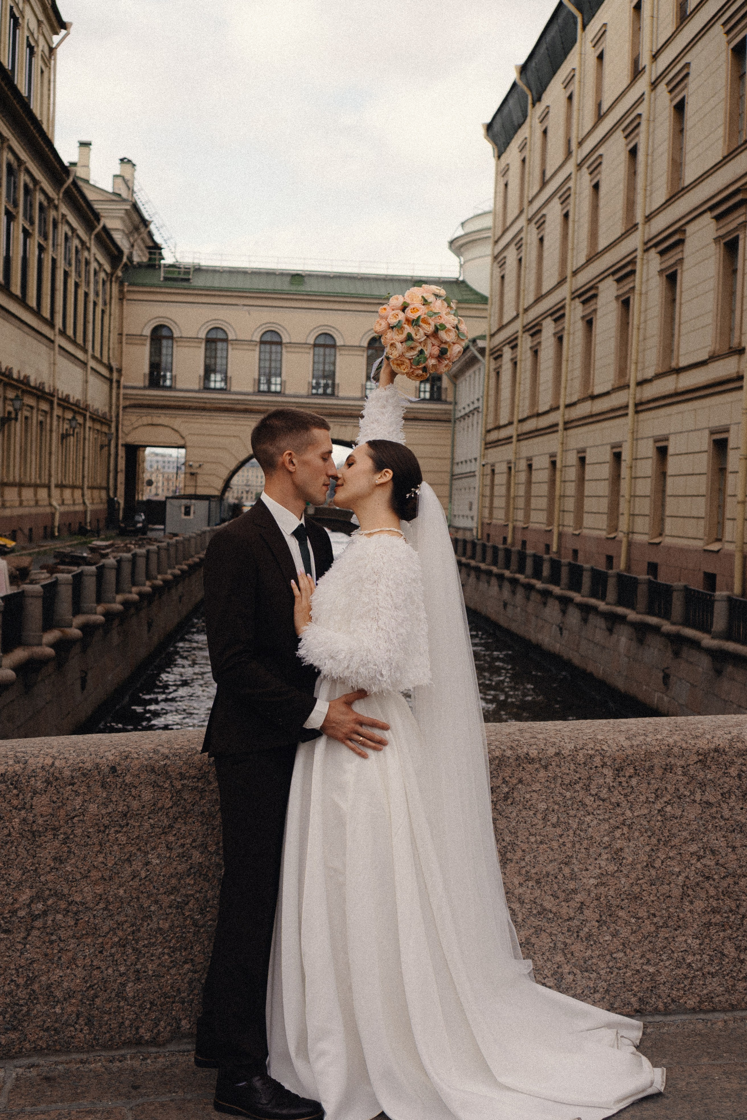 СВАДЕБНАЯ ПРОГУЛКА В САНТК-ПЕТЕРБУРГЕ (ИСАКИЕВСКИЙ СОБОР, ЗИМНЯЯ КАНАВКА, ЭРМИТАЖ И БОЛЬШАЯ МОРСКАЯ УЛИЦА). Профессиональный фотограф, Санкт-Петербург — Виктория Богомолова