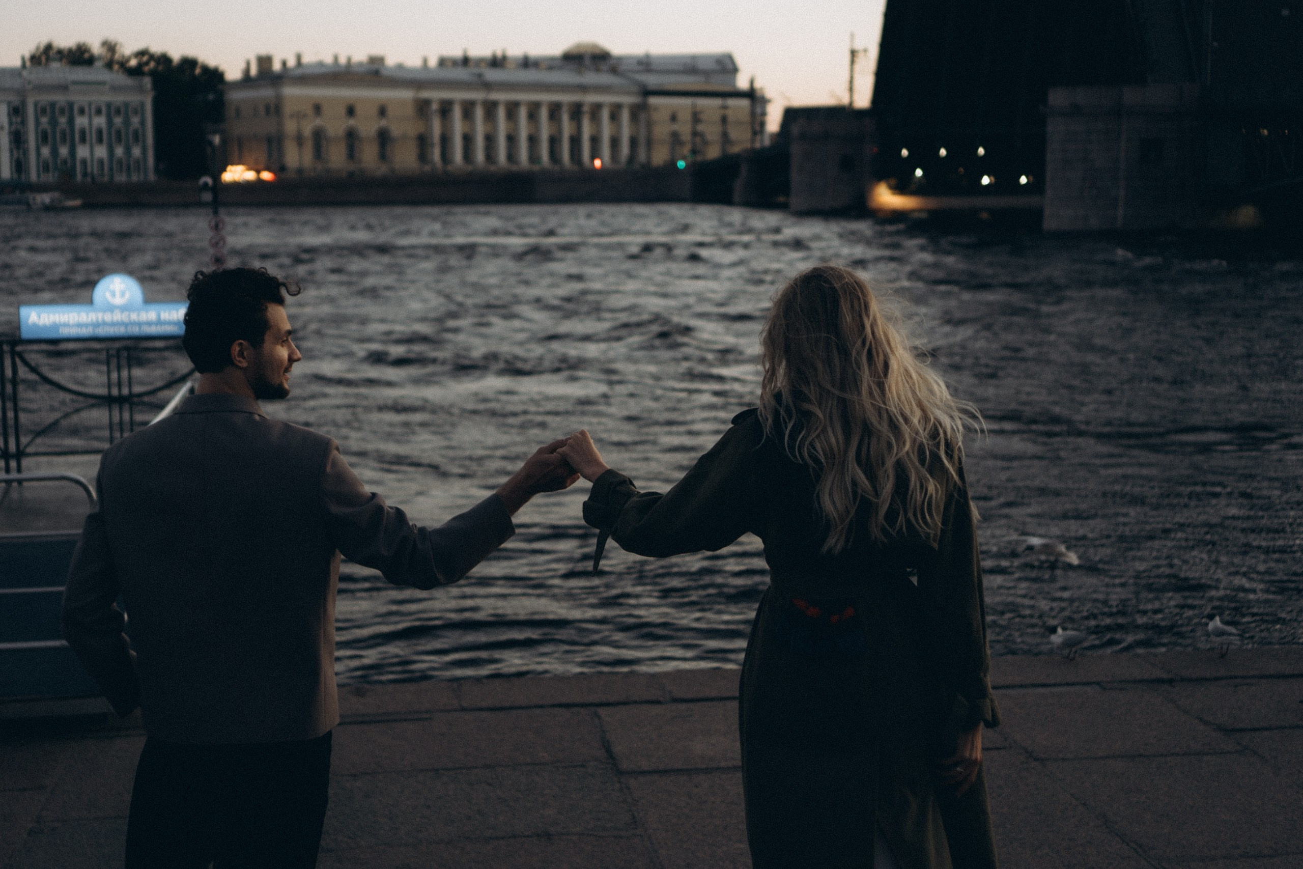 СВАДЕБНАЯ СЬЕМКА ПАРЫ НА РАССВЕТЕ В БЕЛЫЕ НОЧИ И ПРОГУЛКА С РАЗВОДНЫМИ МОСТАМИ И ПИКНИК ВОЗЛЕ ИСАКИЕВСКОГО СОБОРА. Профессиональный фотограф, Санкт-Петербург — Виктория Богомолова