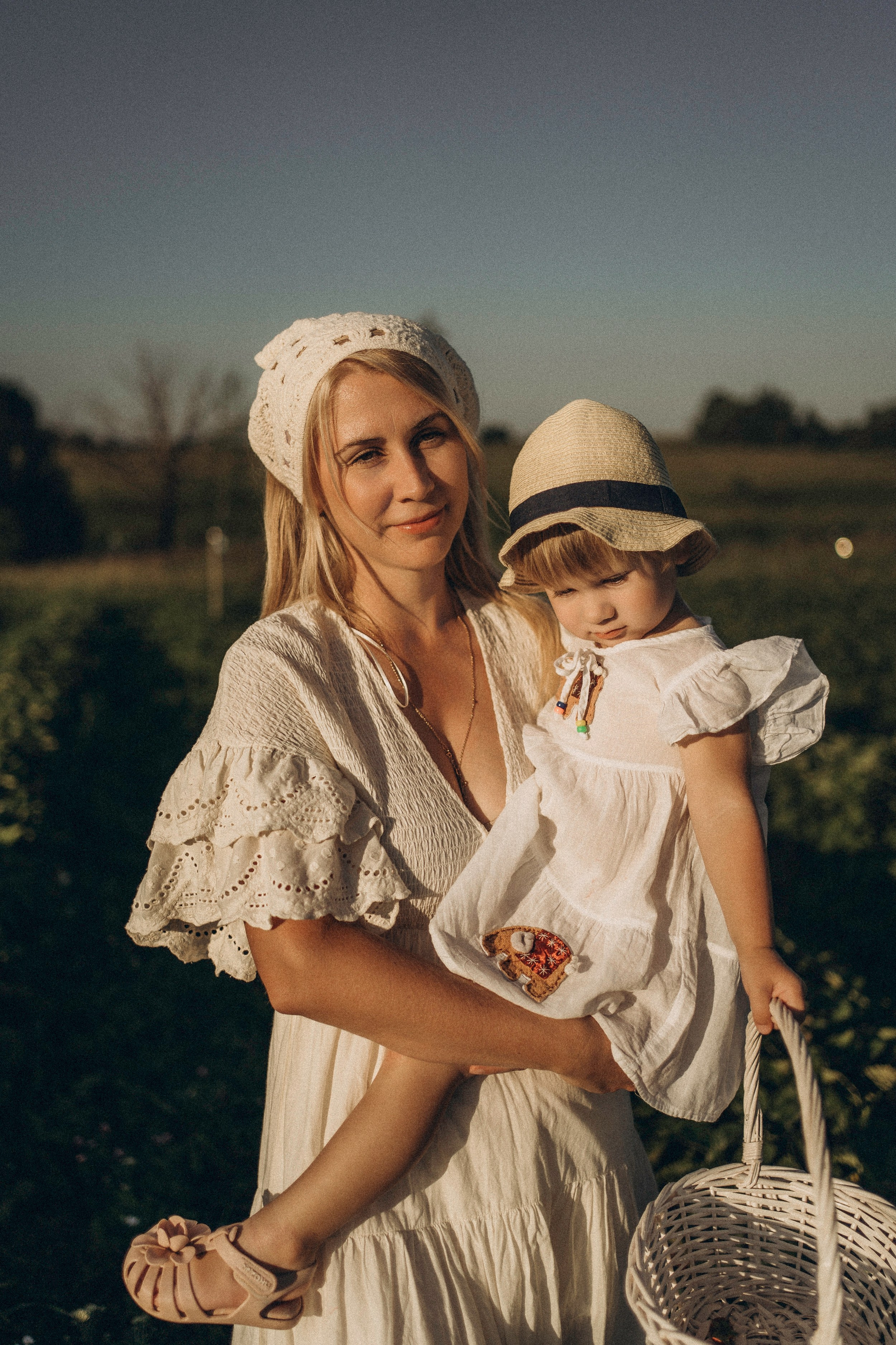 Алина и Оливия съемка на природе. Семейный фотограф в Калуге Ирина Алдохина