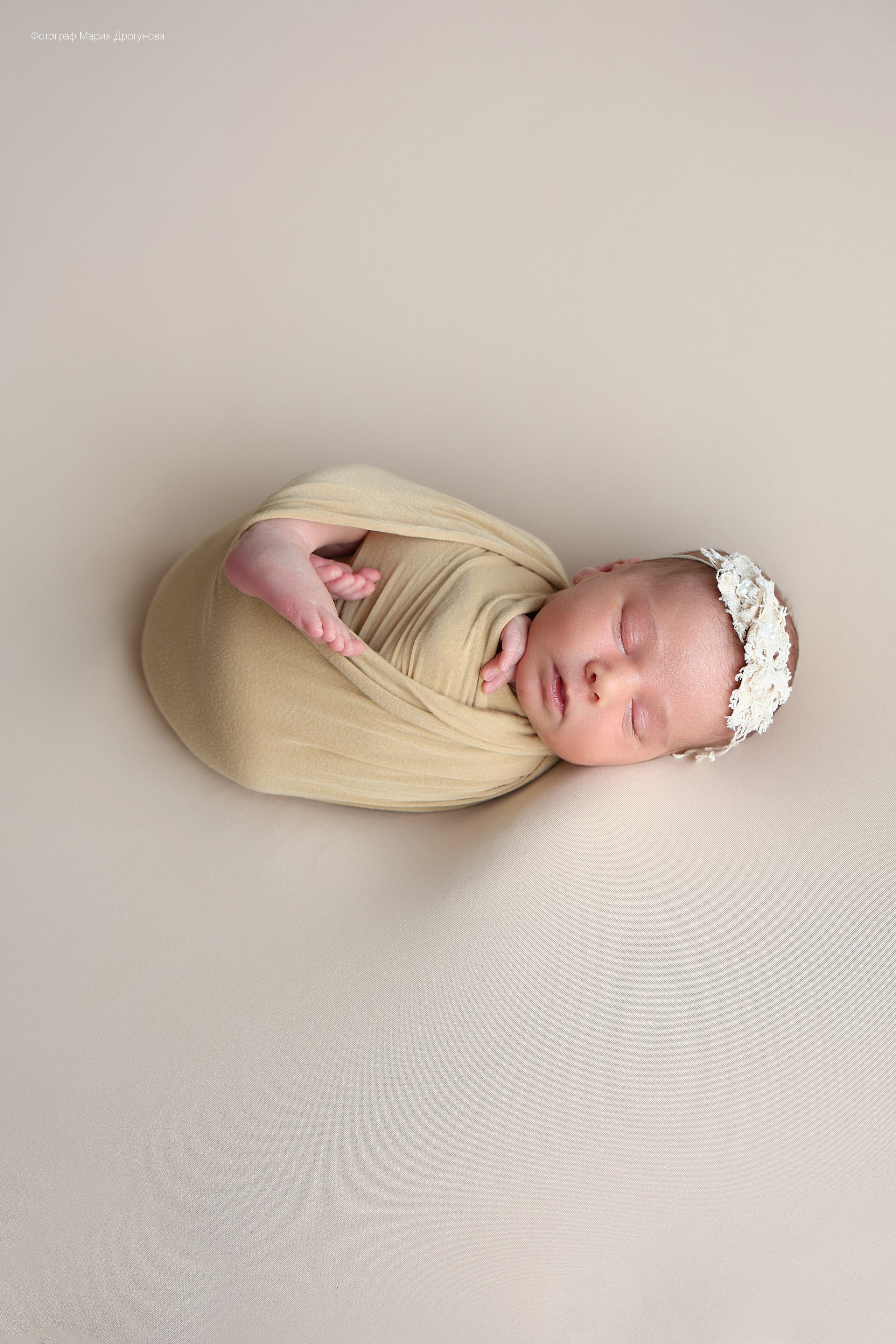 Съемка в стиле ньюборн с мамой. Фотосъемка выписки из роддома в Москве, заказать фотографа на выписку ньюборн съемка в роддоме newborn фотограф в Юдино
