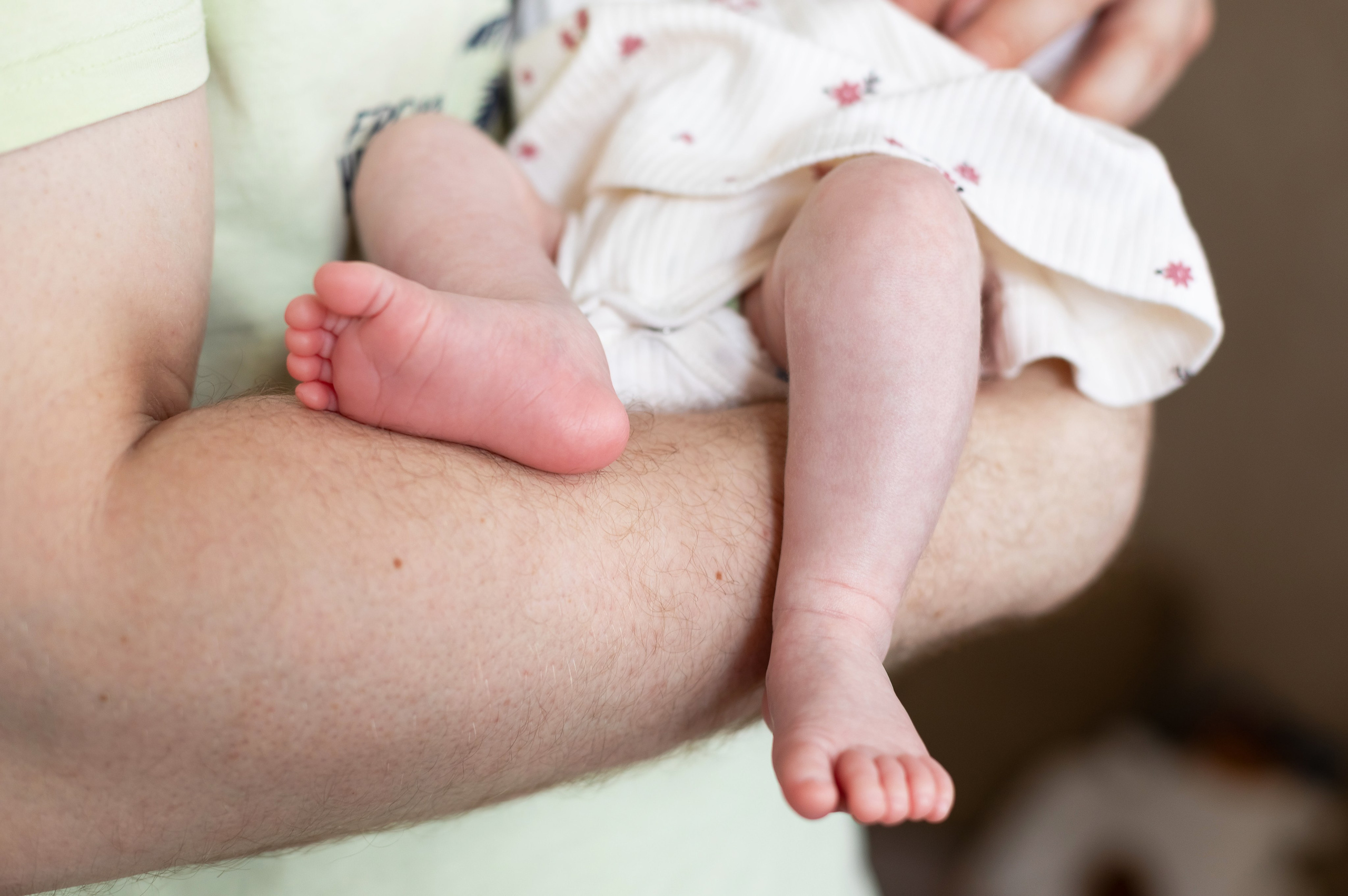 Домашняя съемка новорожденных Москва. Фотосъемка выписки из роддома в Москве, заказать фотографа на выписку ньюборн съемка в роддоме newborn фотограф в Юдино