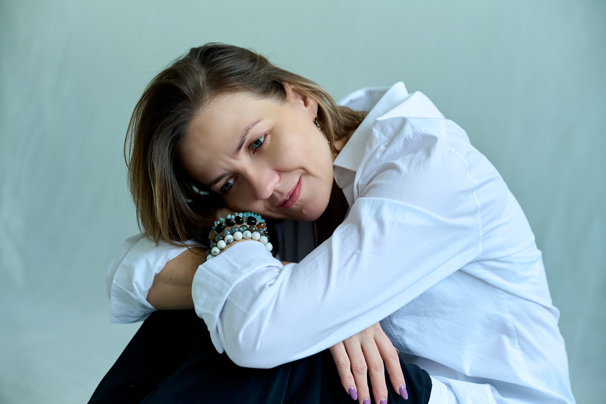 Тихая женская фотография — съёмка без ролей и позирования, где важнее состояние, чем образ