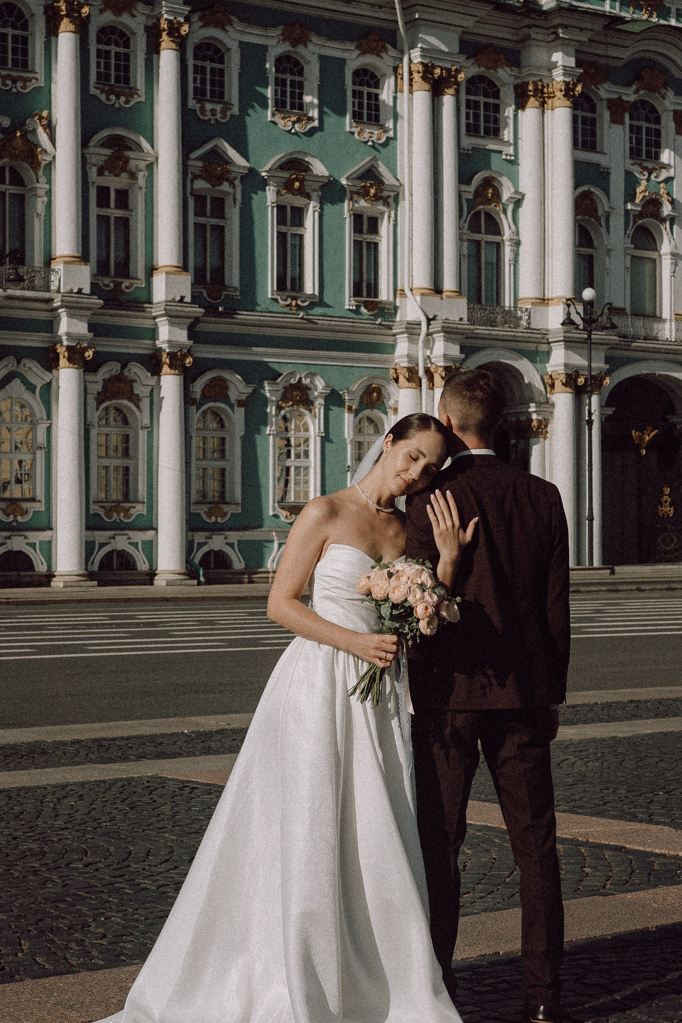 СВАДЕБНАЯ ПРОГУЛКА В САНТК-ПЕТЕРБУРГЕ (ИСАКИЕВСКИЙ СОБОР, ЗИМНЯЯ КАНАВКА, ЭРМИТАЖ И БОЛЬШАЯ МОРСКАЯ УЛИЦА). Профессиональный фотограф, Санкт-Петербург — Виктория Богомолова