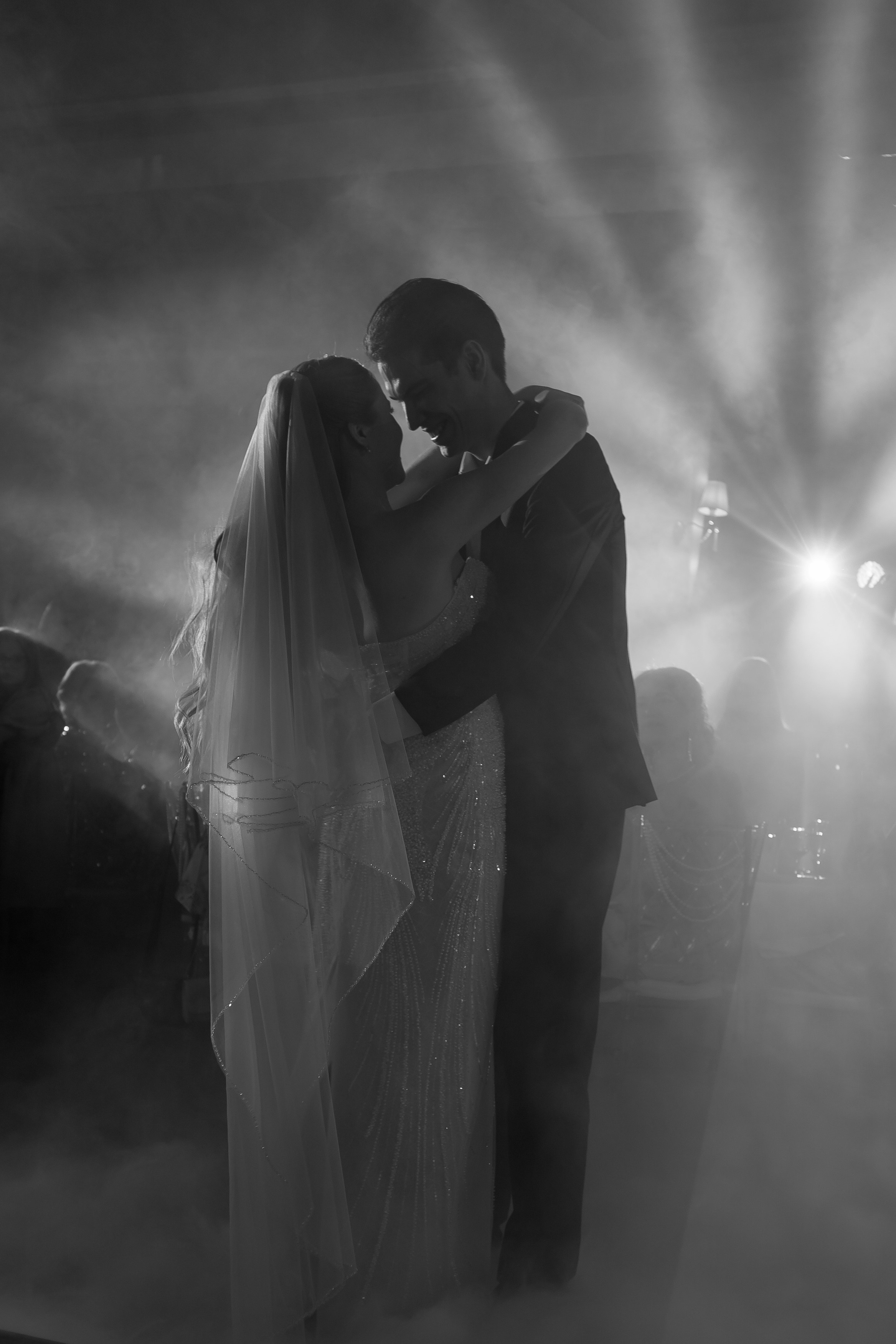 ПЕРВЫЙ ТАНЕЦ МОЛОДЫХ НА БАНКЕТЕ. ТРОГАТЕЛЬНЫЙ МОМЕНТ (СНЯТО В СИБИРЕ В НИЖНЕВАРТОВСКЕ). Профессиональный фотограф, Санкт-Петербург — Виктория Богомолова