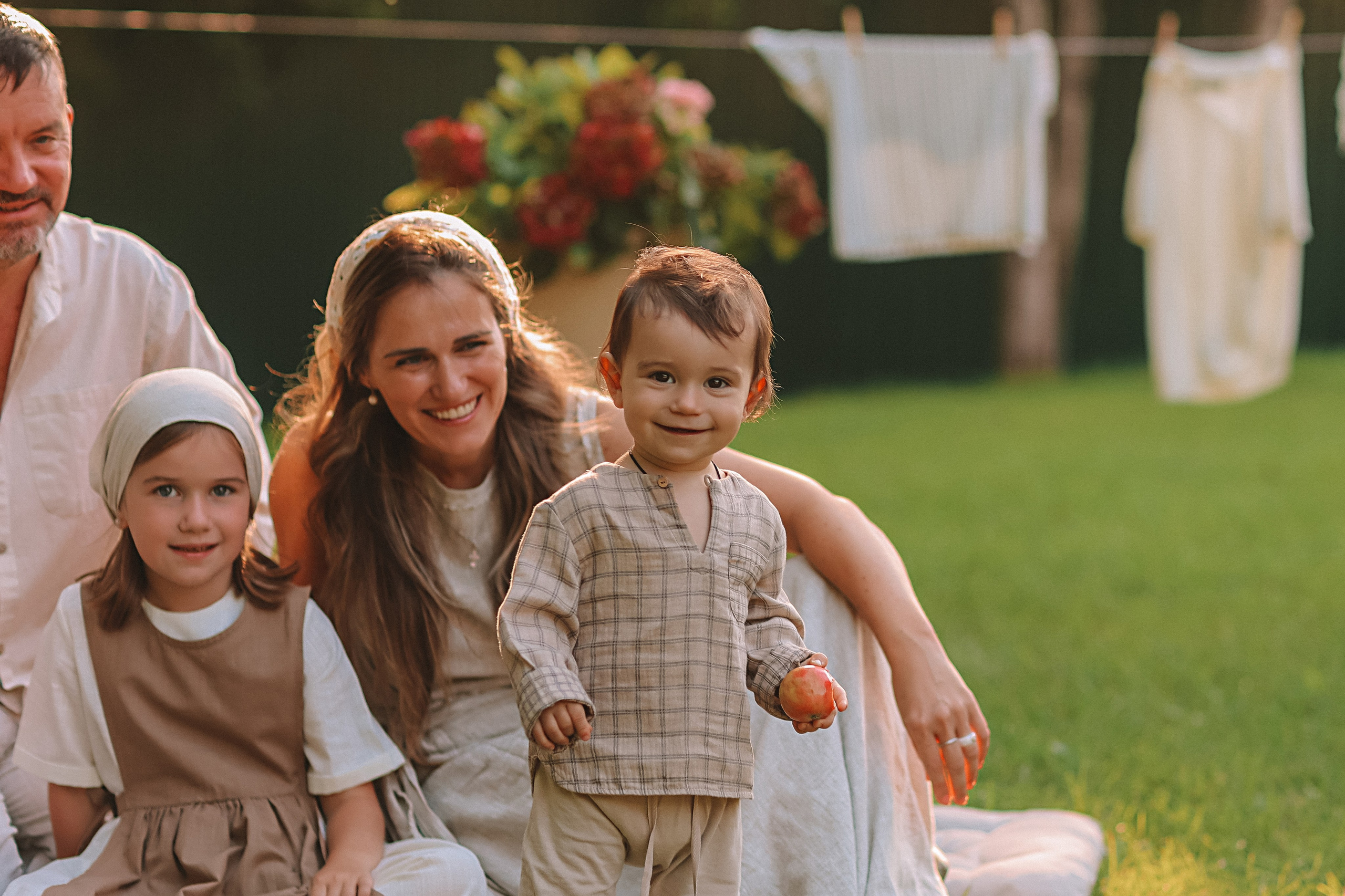 Стирка у дома. Семейный фотограф Тюмень, фотограф на роды Салмина Мария