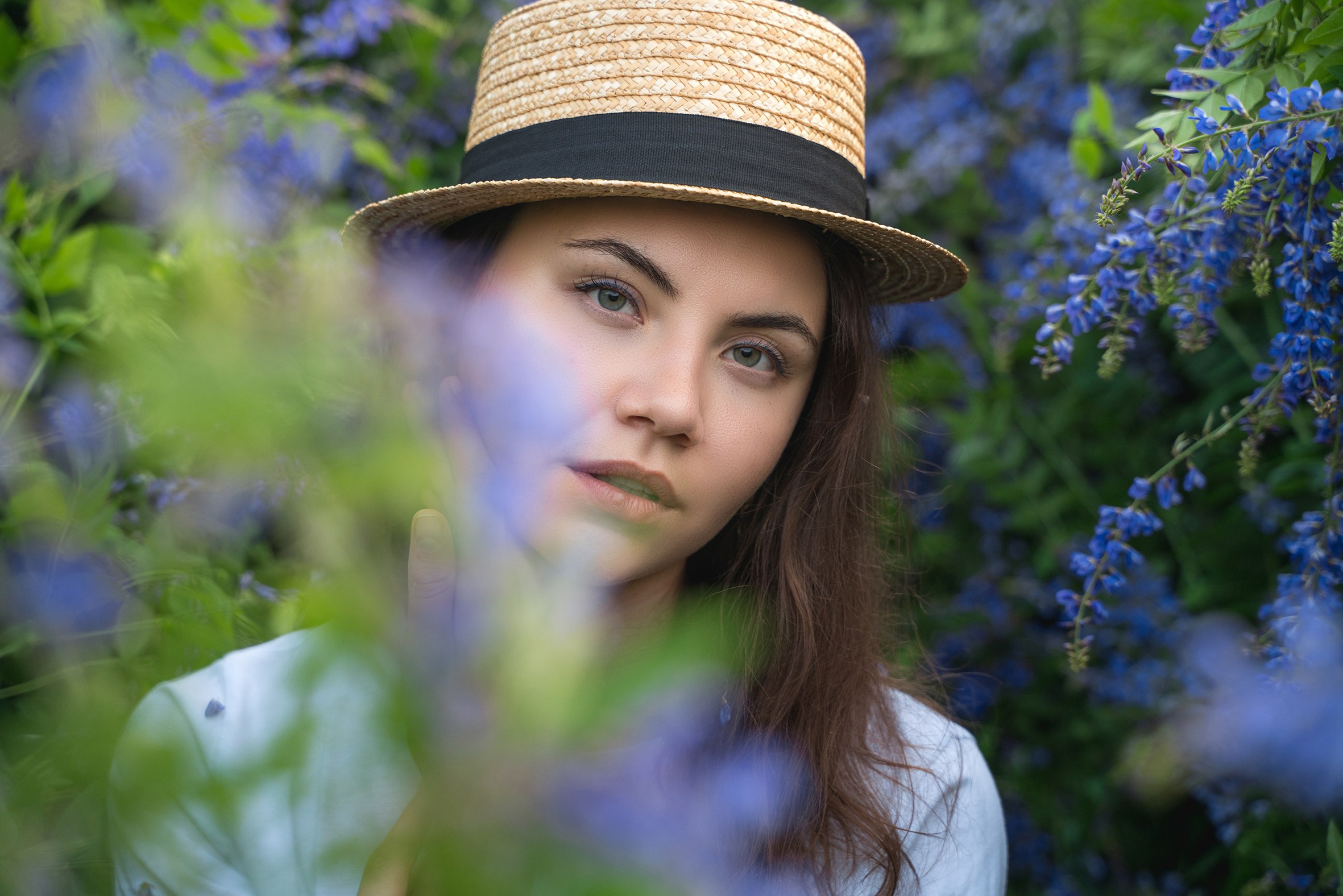 Портрет девушки в фиолетовых цветах