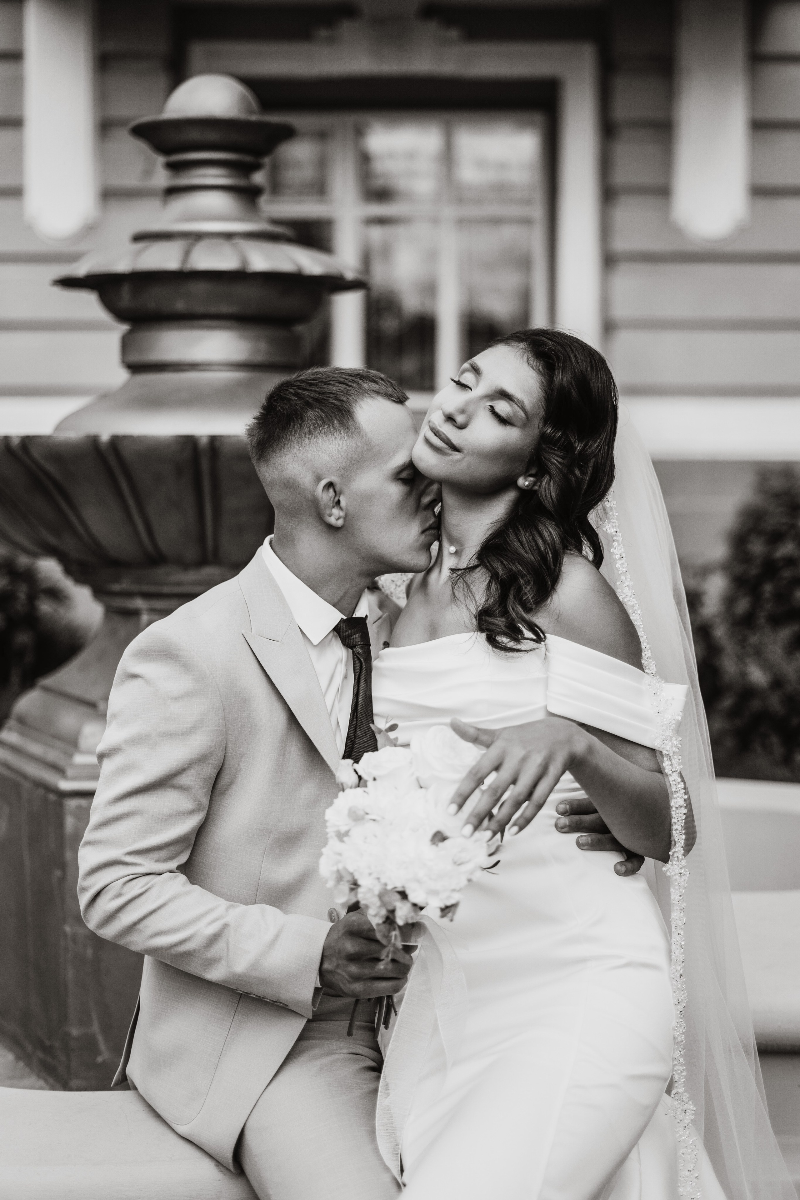 фотограф на свадьбу Казань, фотосессия в городском парке, кружевное платье