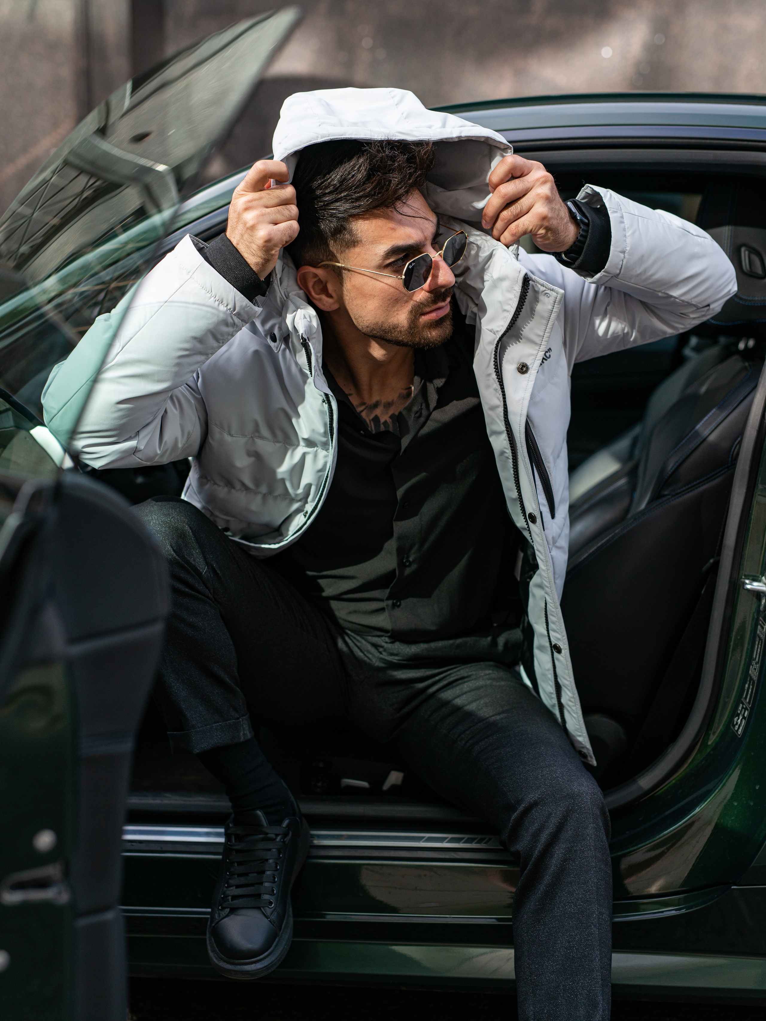 Эстетичная съемка, передающая атмосферу модных показов и кутюрных коллекций.