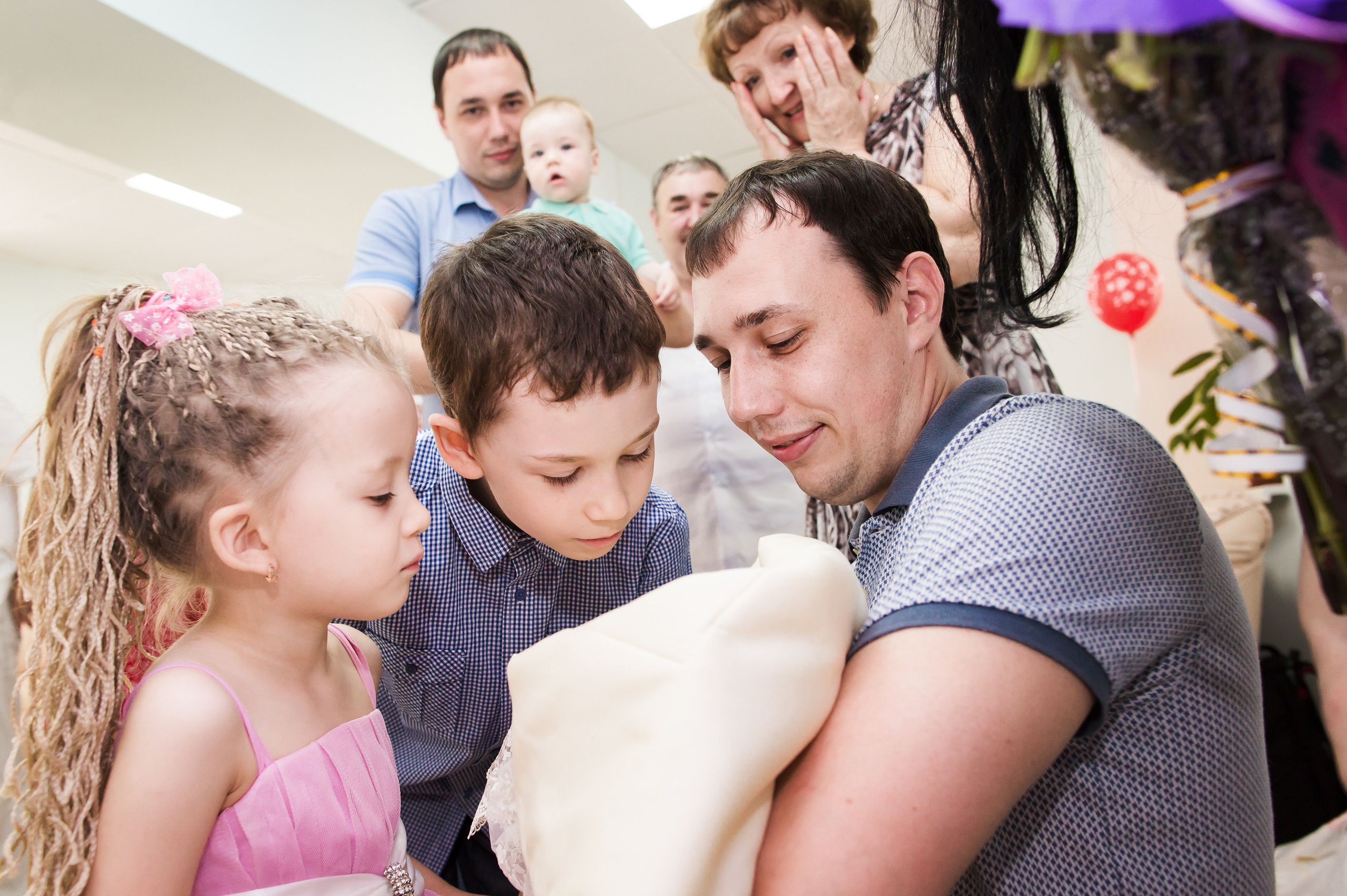 Выписка из роддома. Репортажный, семейный и детский фотограф в Пензе и Заречном Арина Ермилова. Картины барельеф на заказ