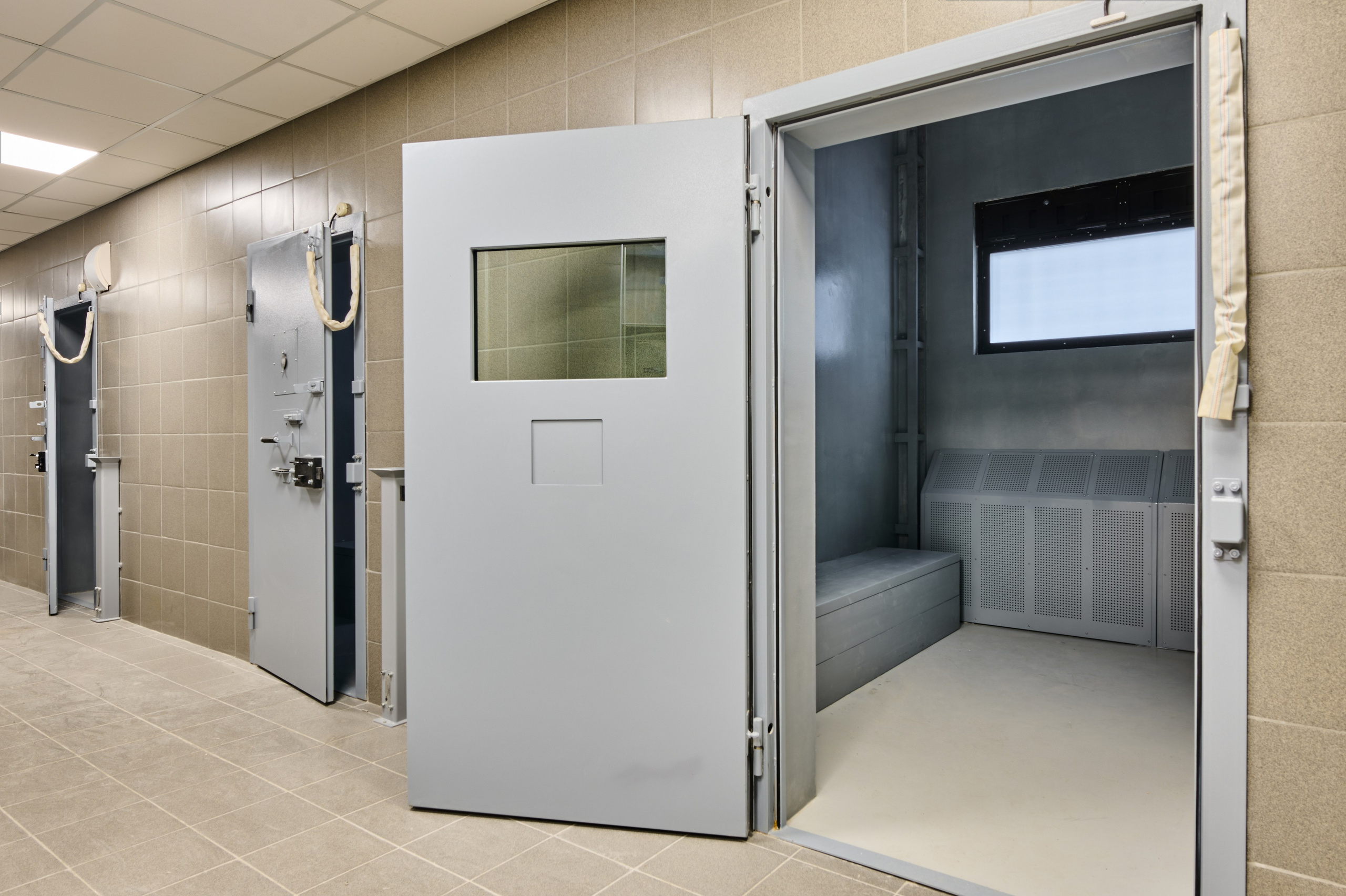 Открытая усиленная дверь, вид на проём и коридор