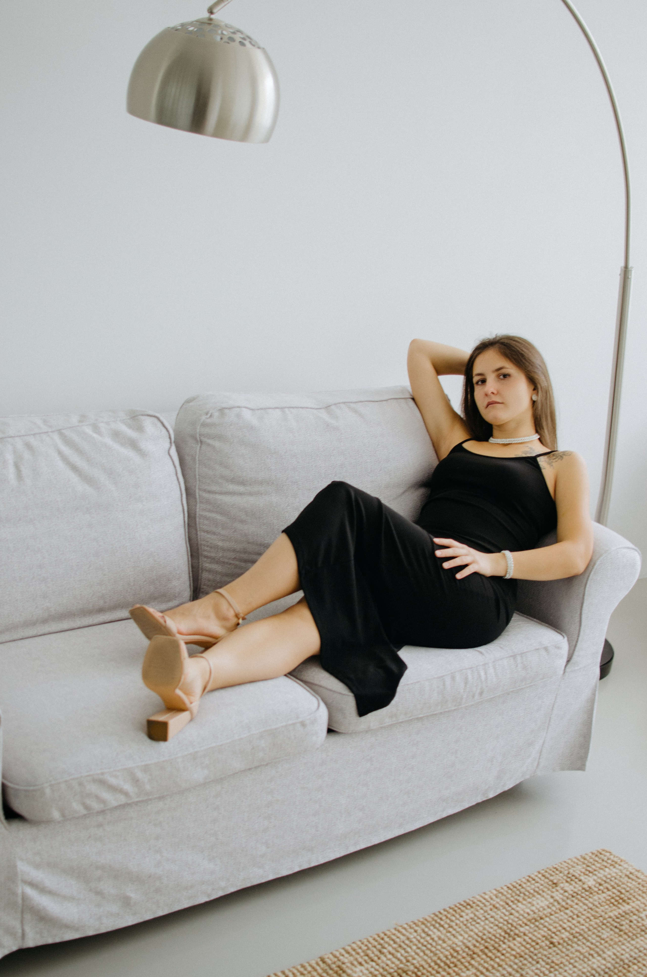 Девушка на диване на фотосессии