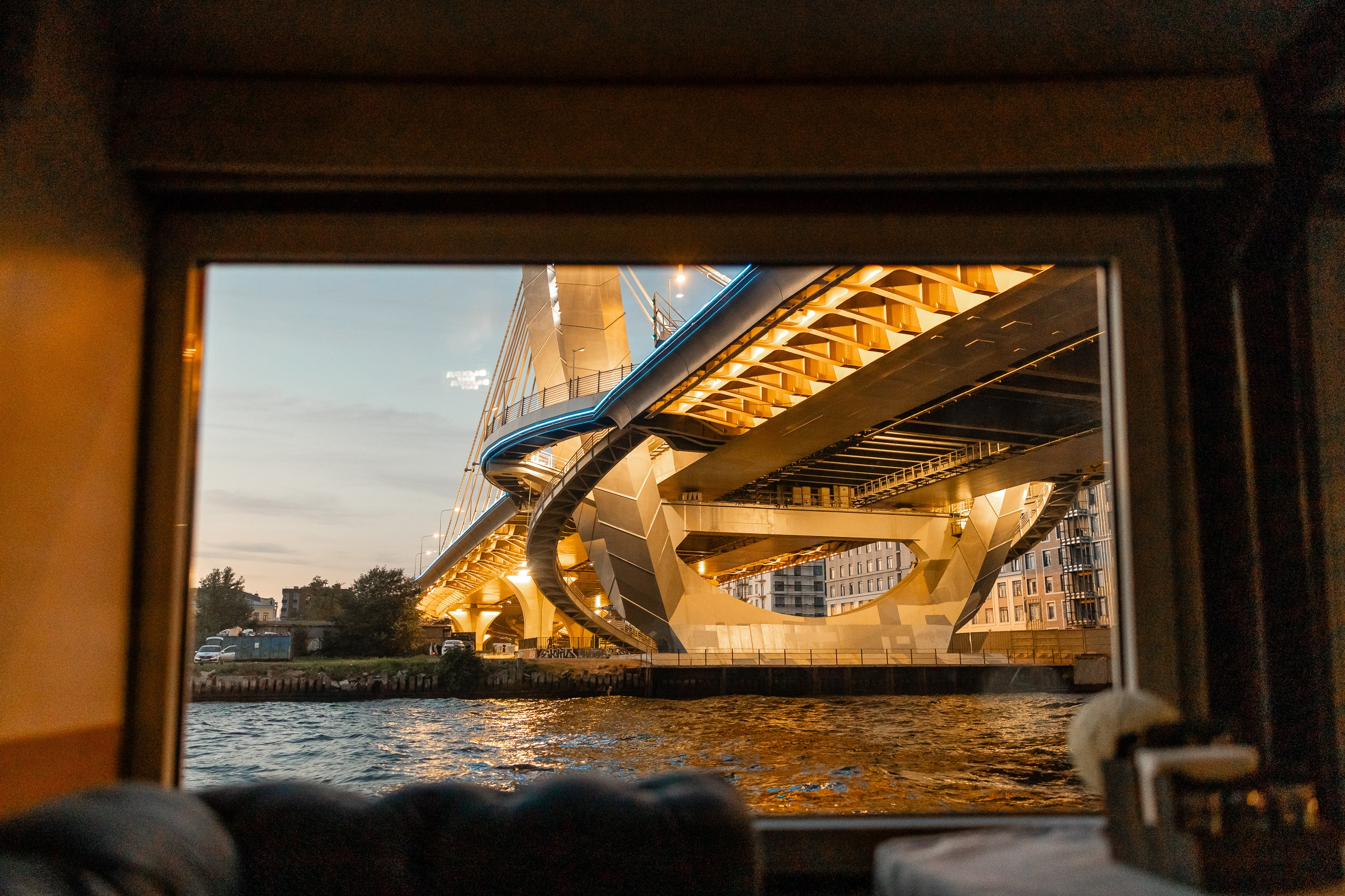 Мост Бетанкура с вечерней подсветкой из окна теплохода