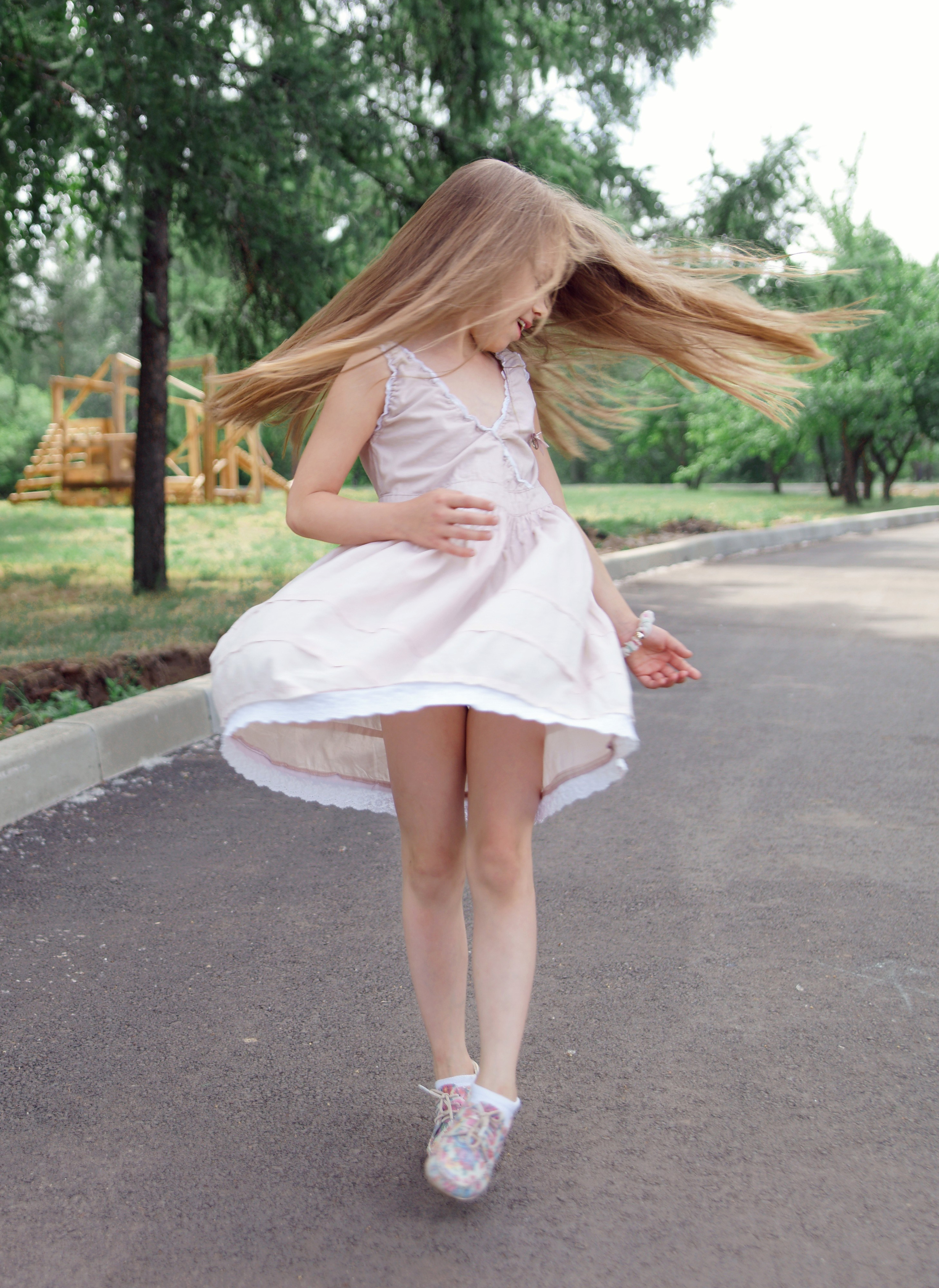Детская фотосессия летом - девочка стоя кружится