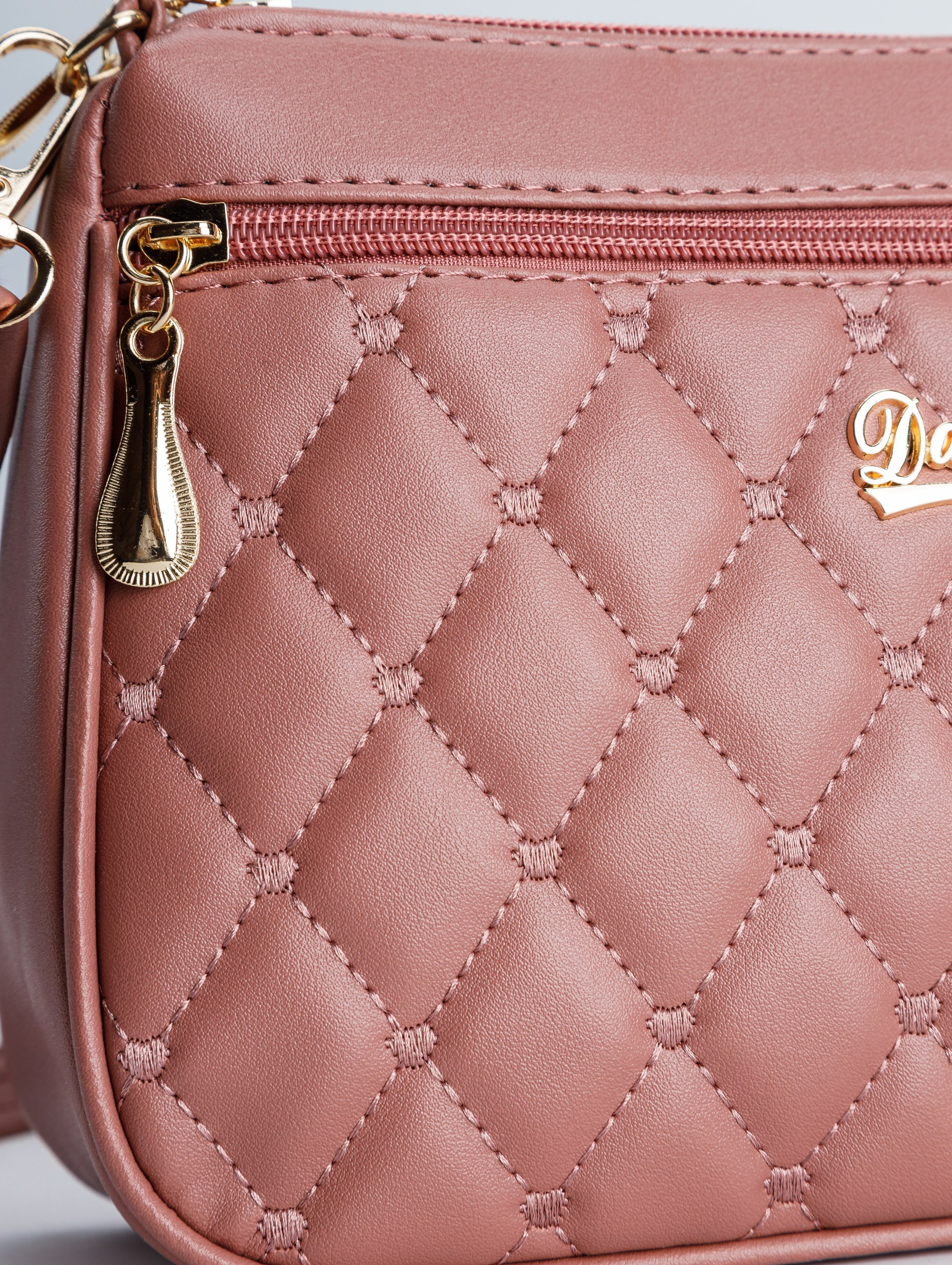 Съемка розовой и черной сумки для маркетплейса. Студия коммерческой съемки ХВОЯ