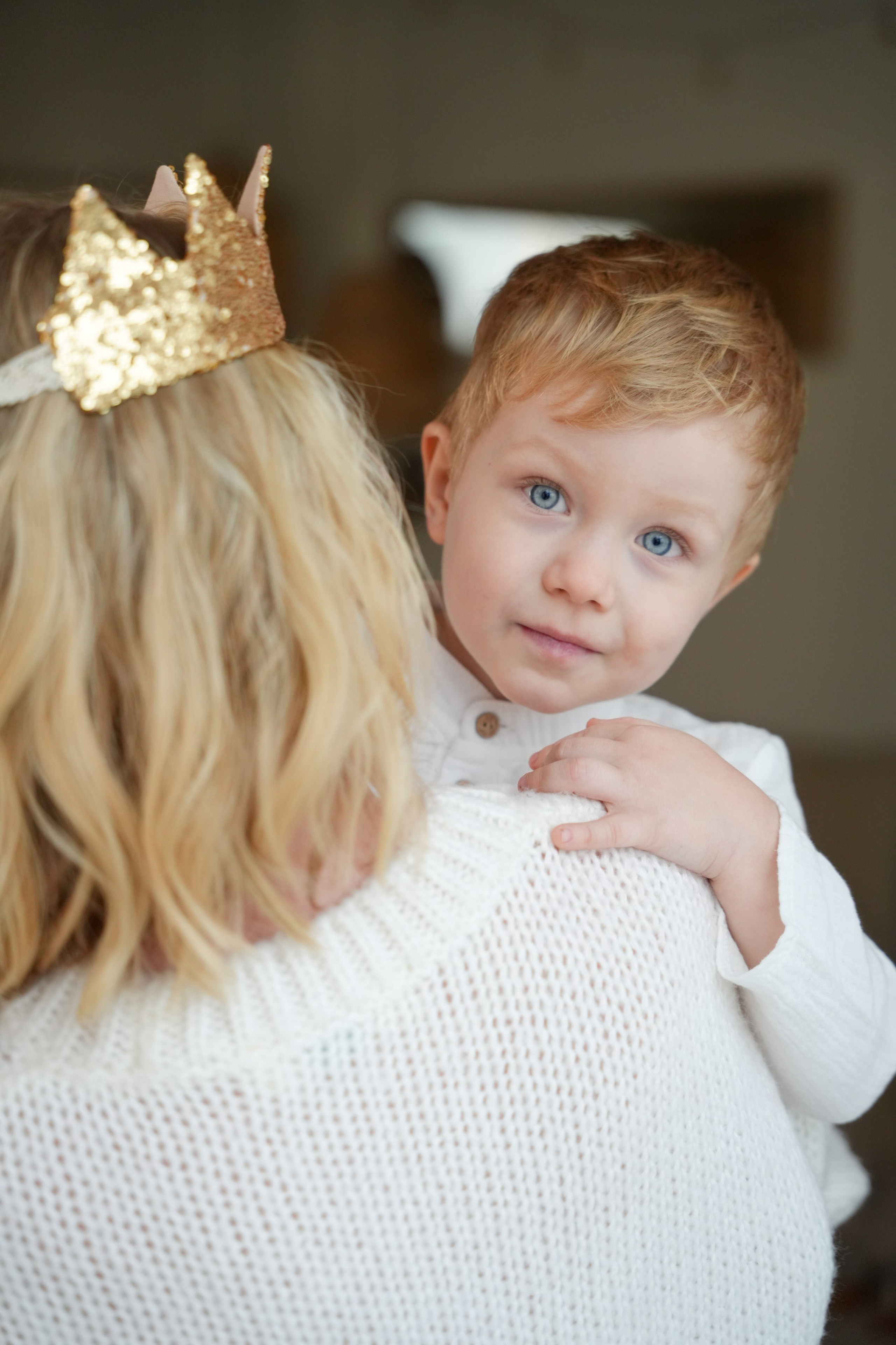 на ручках у мамы, красивые глаза мальчика