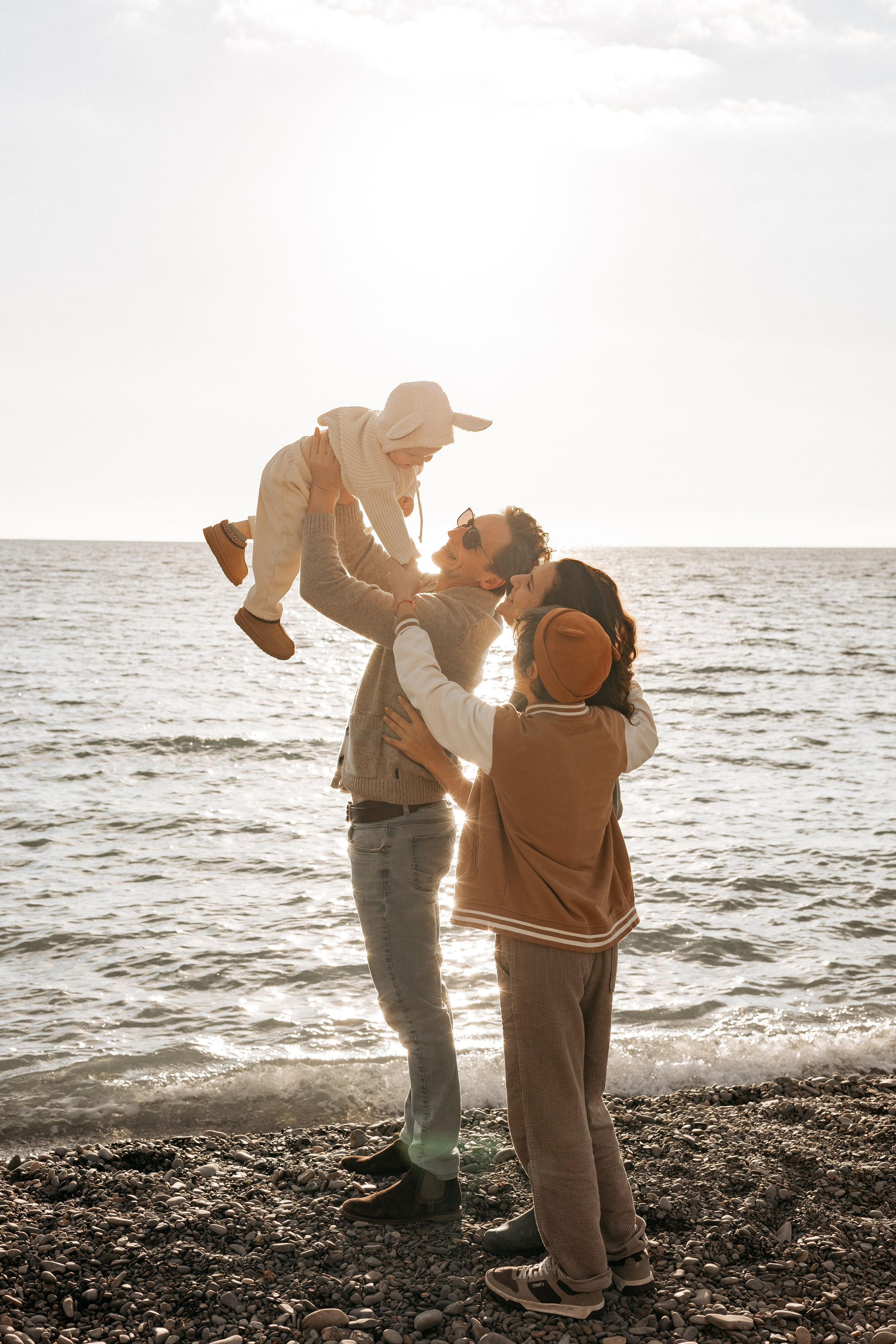 Дети играют с родителями на закате в Абрау-Дюрсо