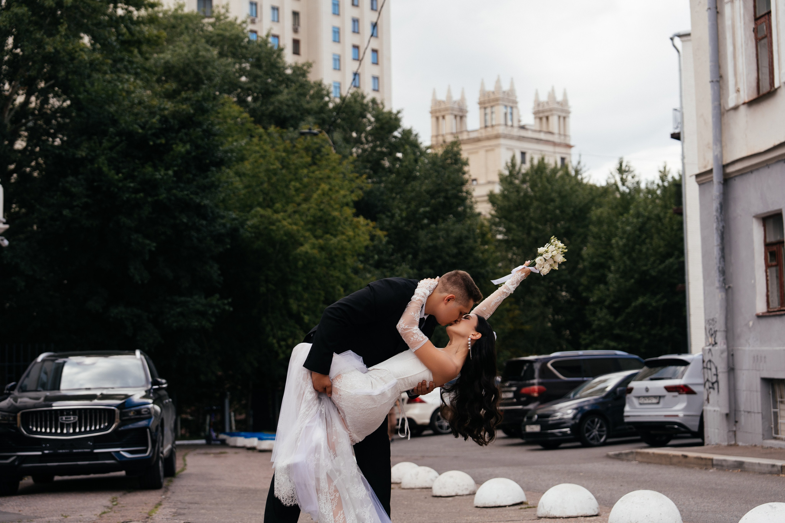 Свадебная фотосессия в Москве у высотки на Котельнической набережной. Свадебный фотограф в Москве Анна Полушина