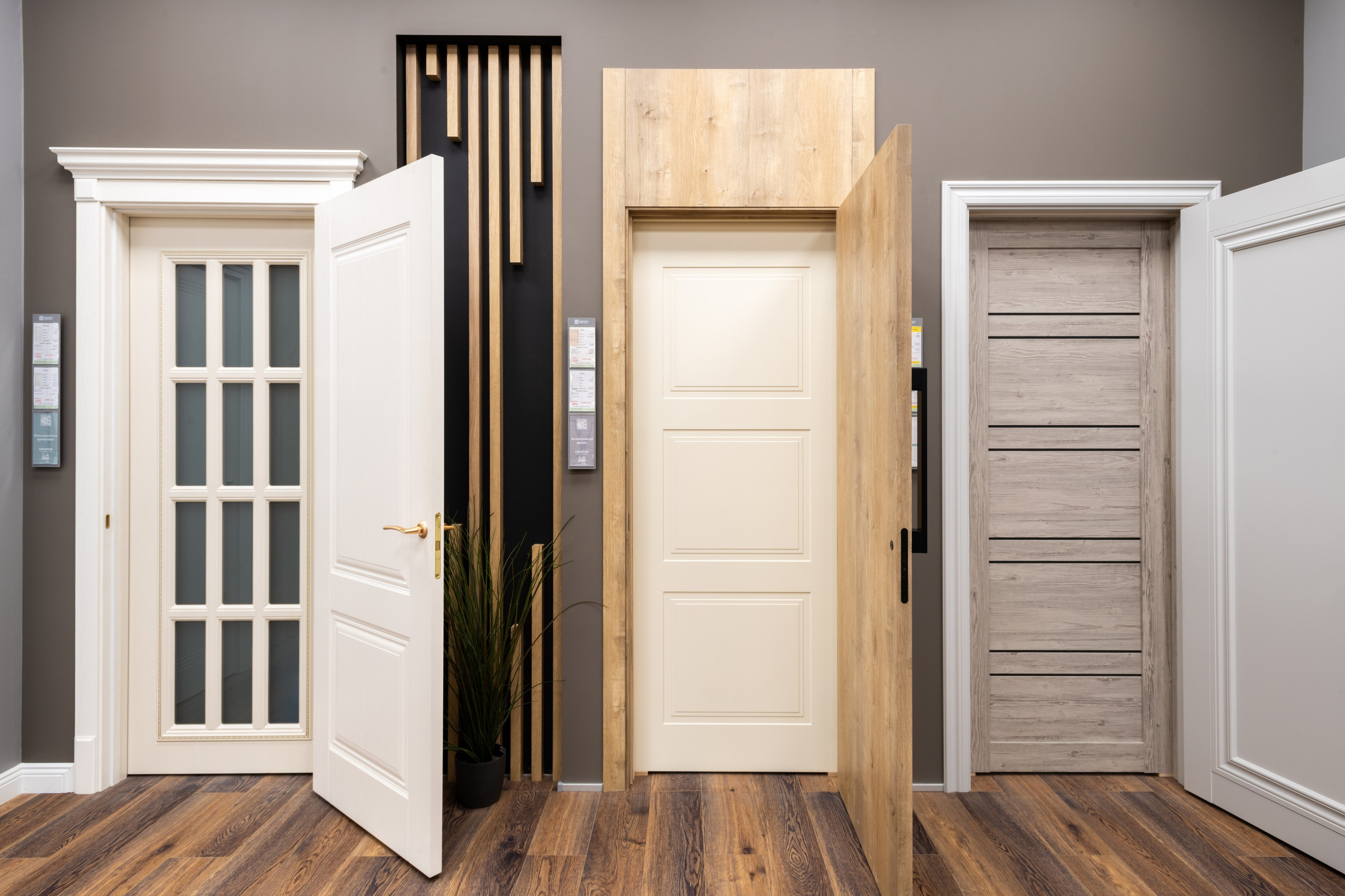 Экспозиция межкомнатных дверей в салоне