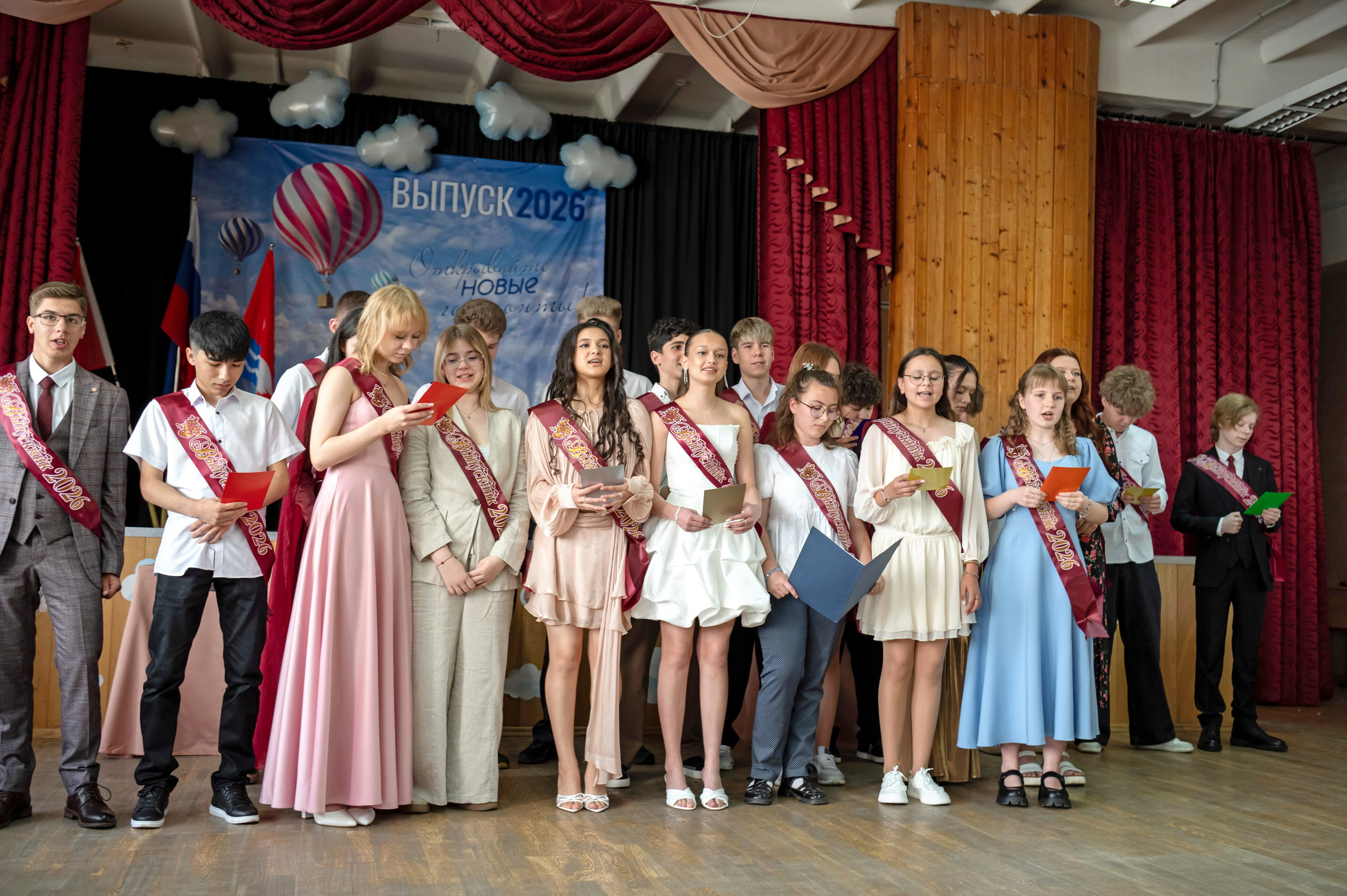 Выпускной 9 класс. Гимназия № 13 г. Долгопрудный. Детский и семейный фотограф г. Москва Оксана Катаджи ☘