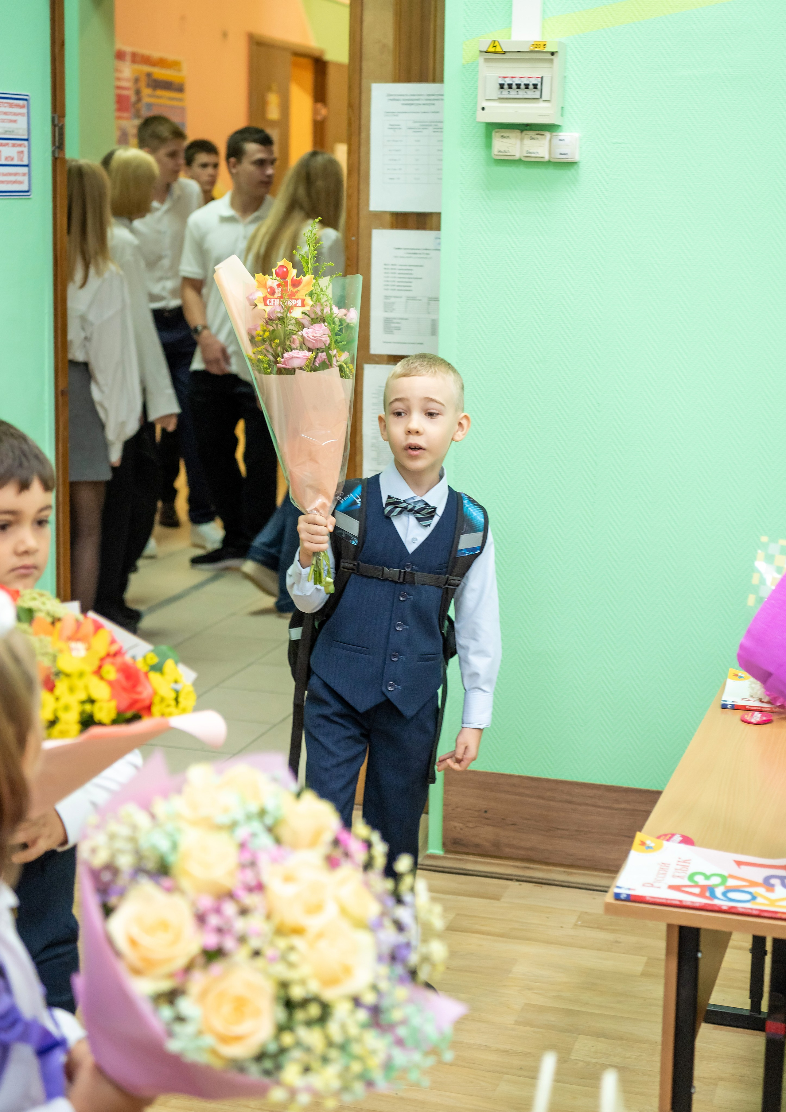 1 сентября. Линейка. Школа 2097. Детский и семейный фотограф г. Москва Оксана Катаджи ☘