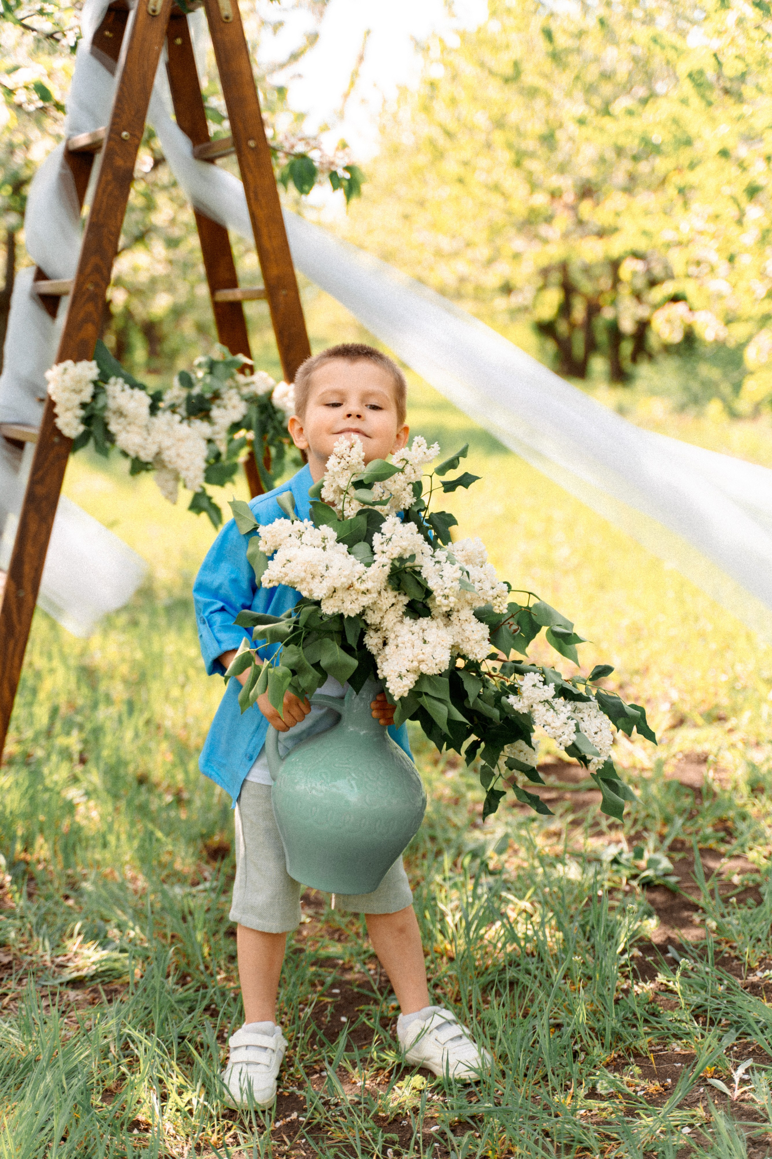Сава и Ася в цветущем саду. Семейный фотограф Новочеркасск