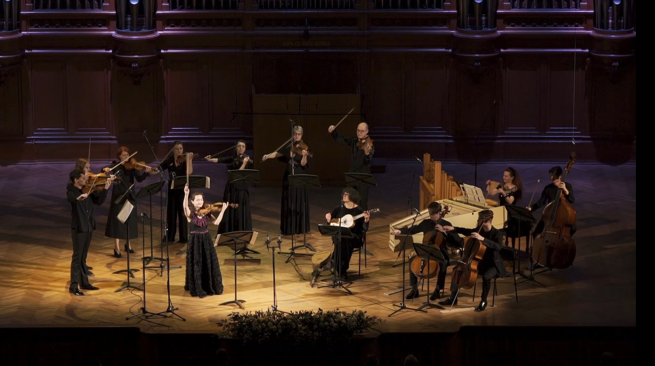 На сцене. Скрипачка Анна Савкина