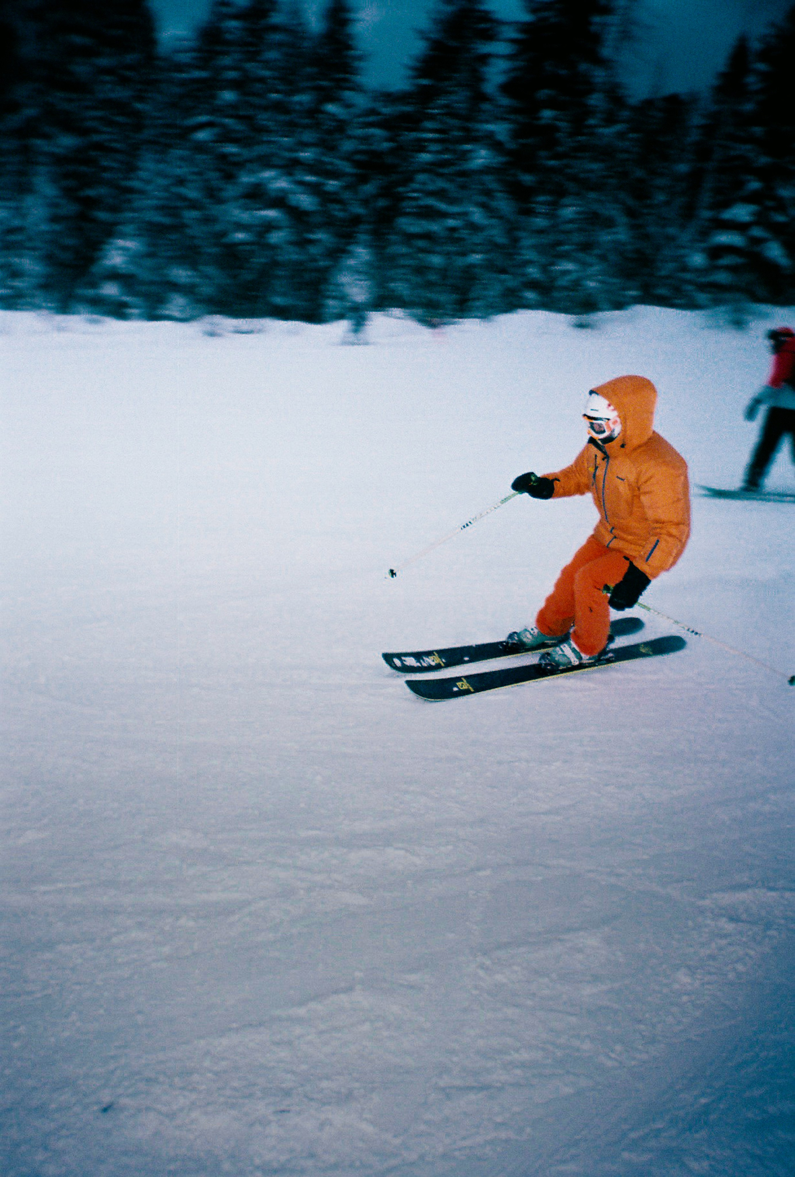 Горнолыжник катается по склону горнолыжного курорта зимой, Гора Соболиная, Озеро Байкал