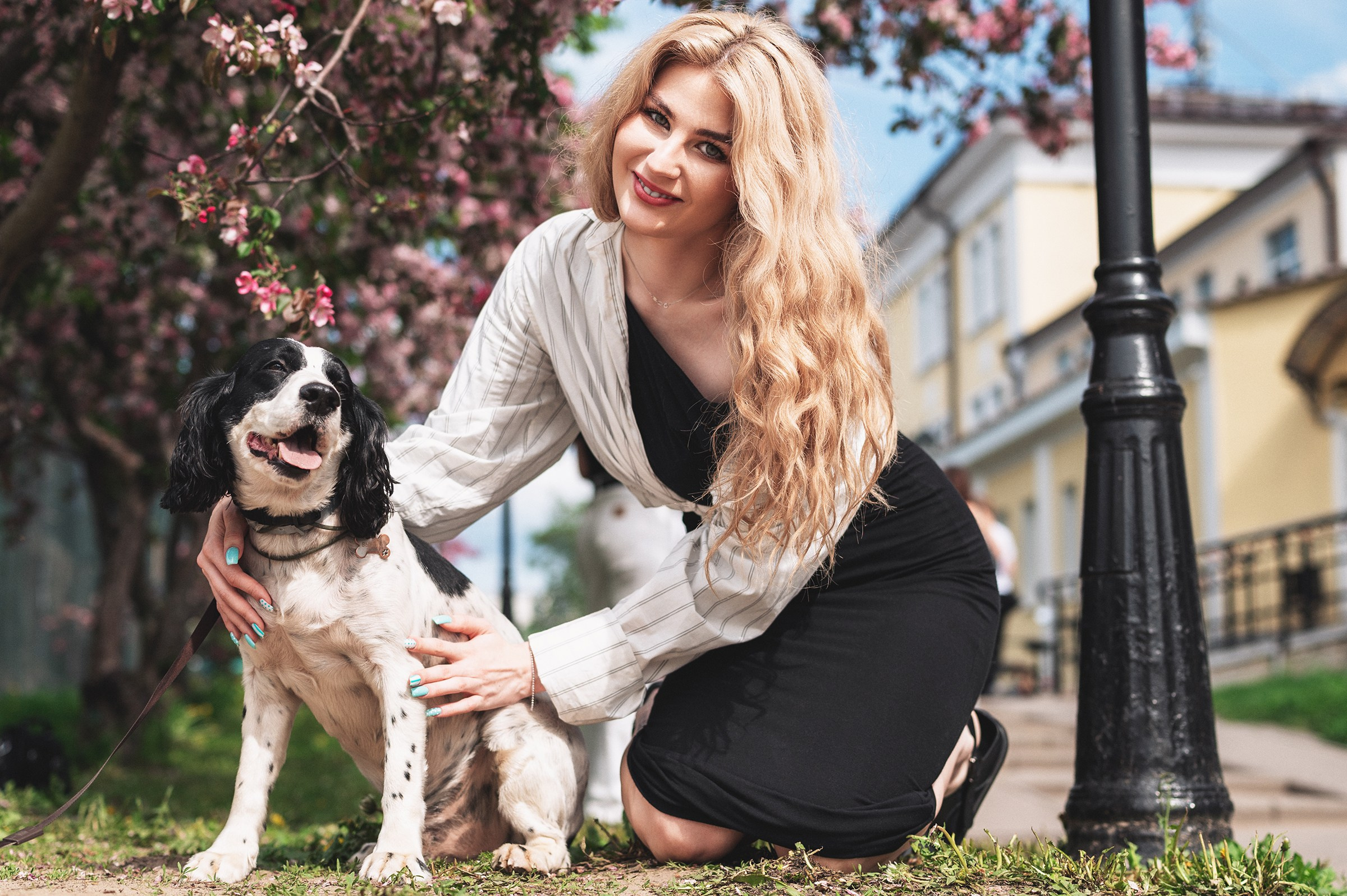 Индивидуальная весенняя фотопрогулка на территории северных торговых рядов во Владимире. Девушка с собачкой.