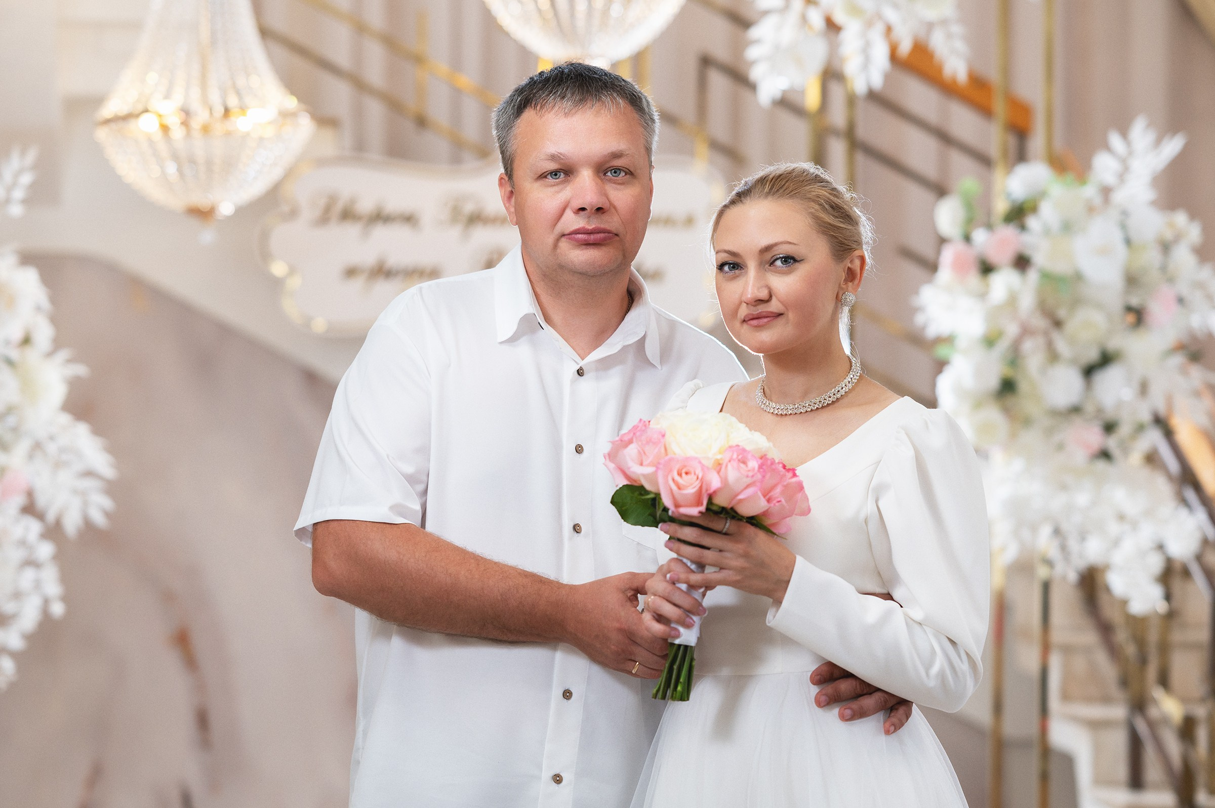 Жених с невестой позируют в ЗАГСе на улице Растопчина город Владимир.