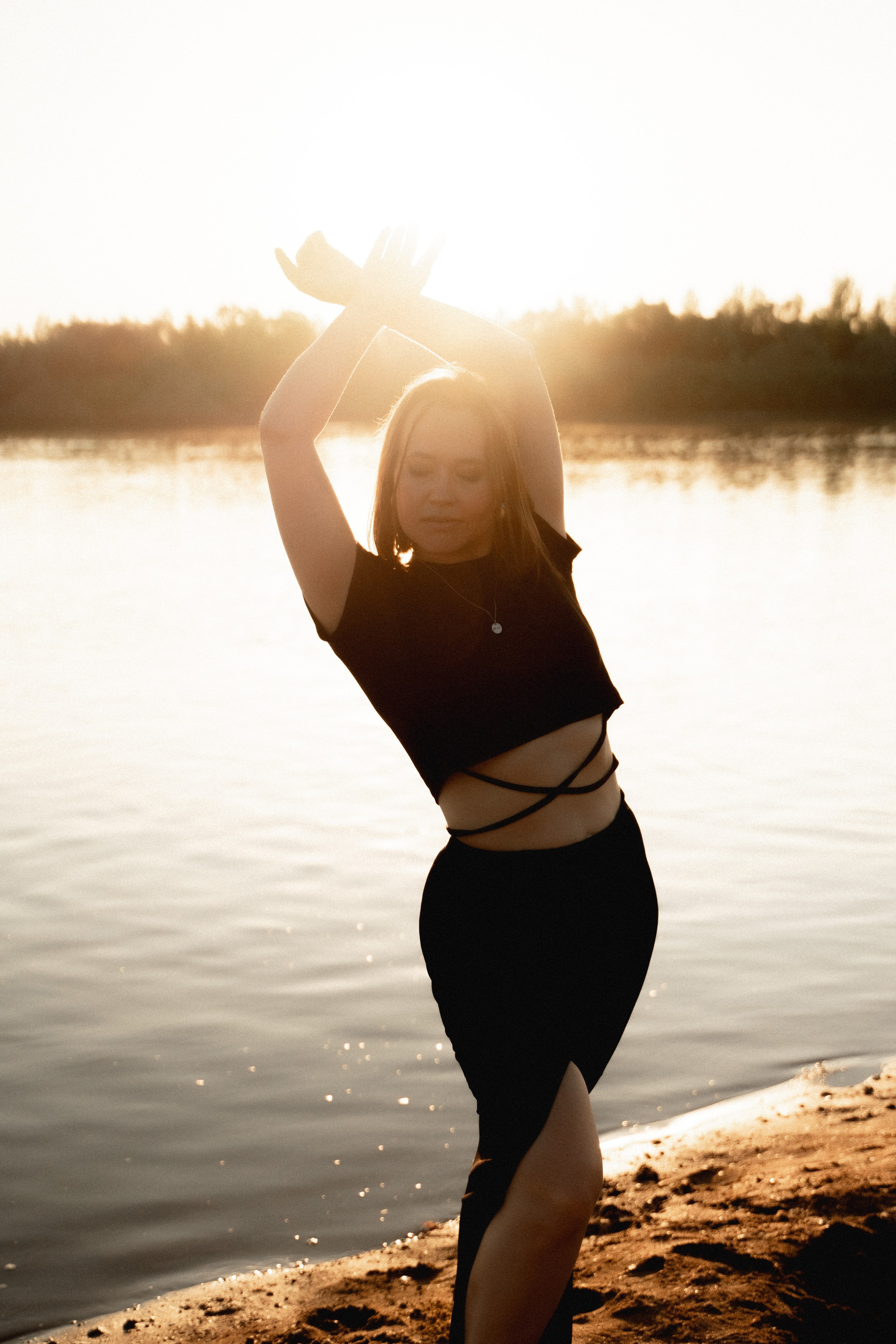 Девушки на берегу