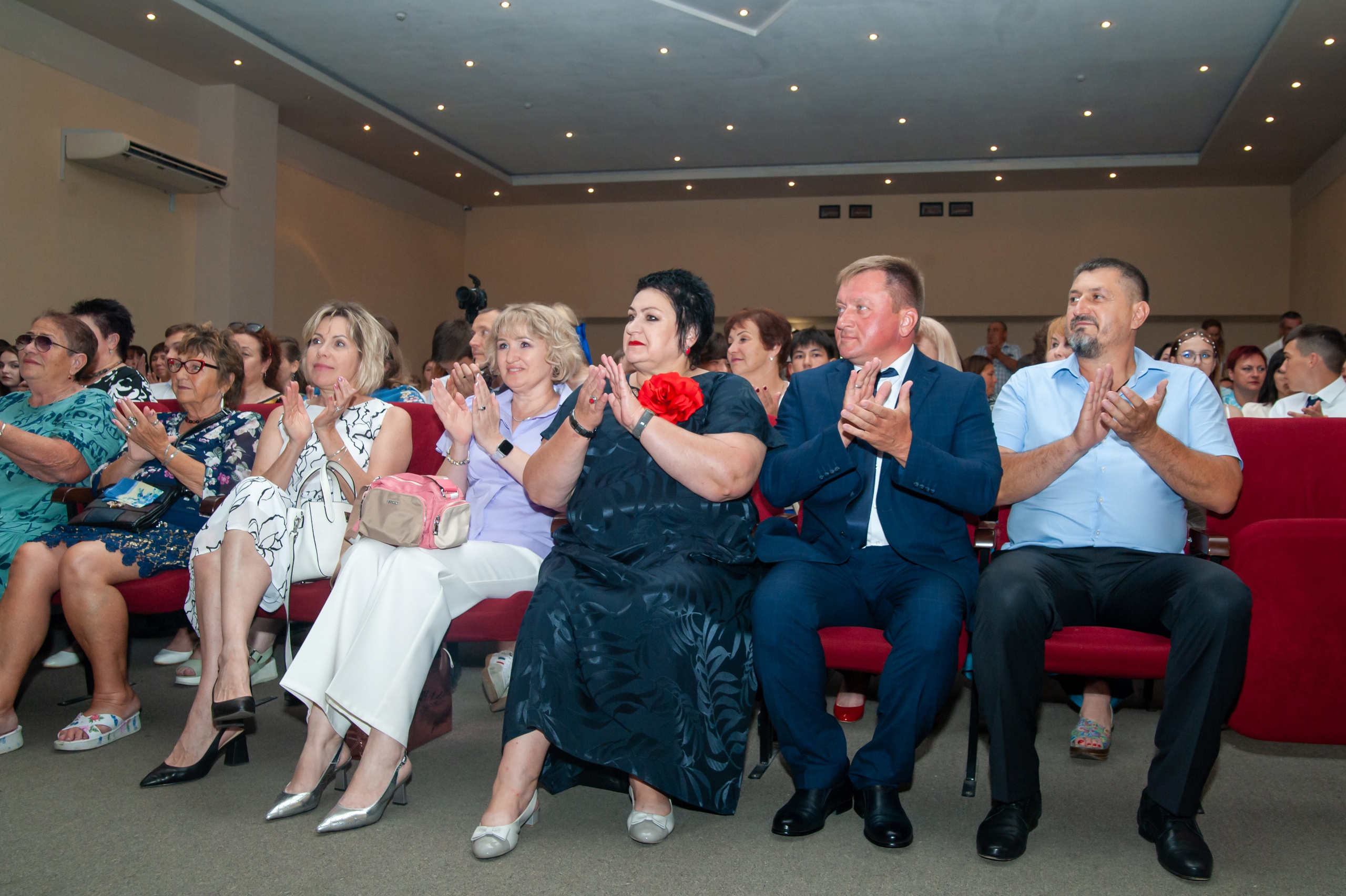 Выпускной МАОУ СОШ № 17 им. Эдуарда Есаяна. Свадебный и семейный фотограф Денис Лукьянов в Краснодаре, Краснодарском крае и Республике Крым