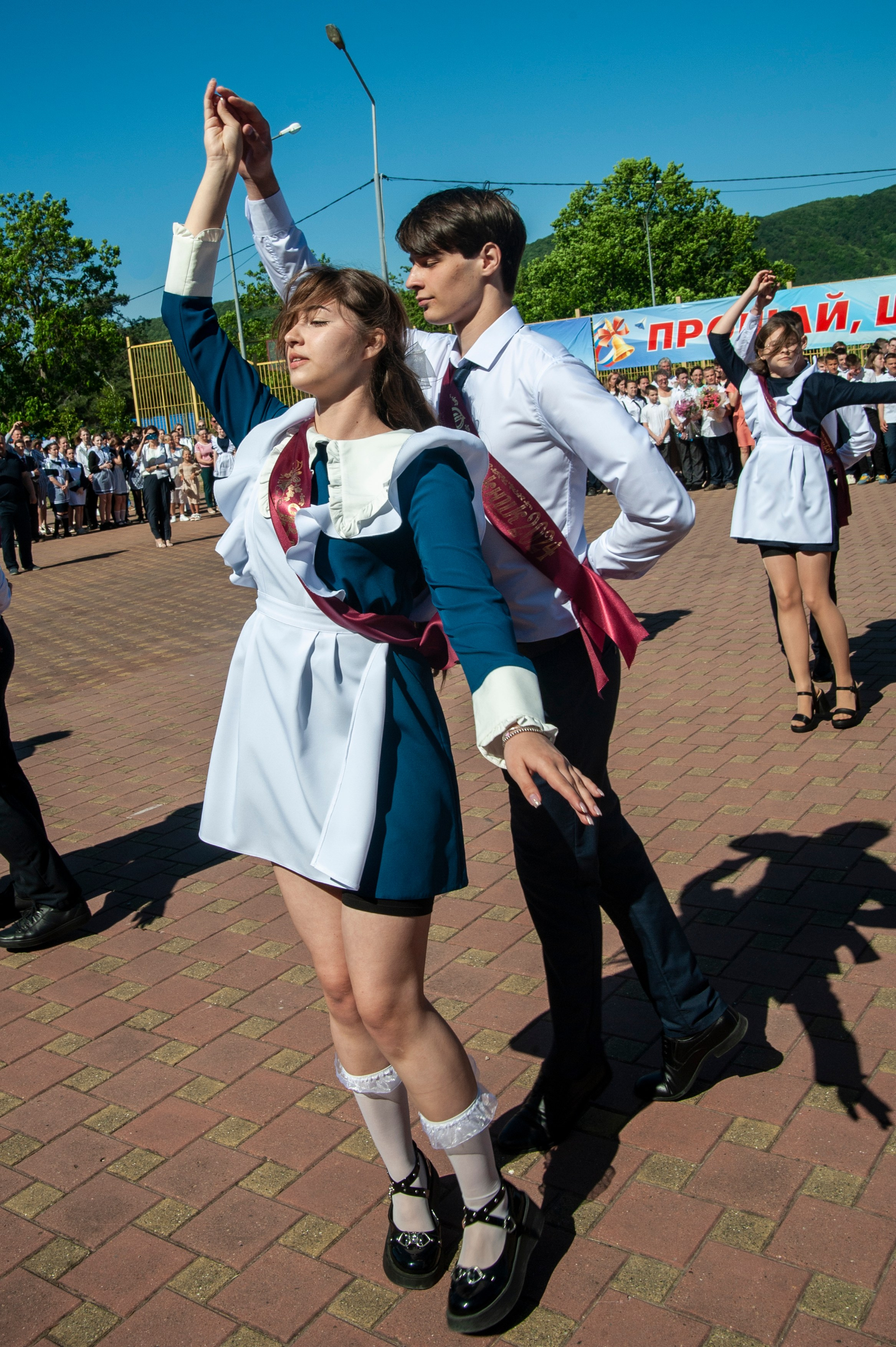 Последний Звонок МАОУ СОШ № 17 им. Эдуарда Есаяна — Архипо-Осиповка. Свадебный и семейный фотограф Денис Лукьянов в Краснодаре, Краснодарском крае и Республике Крым