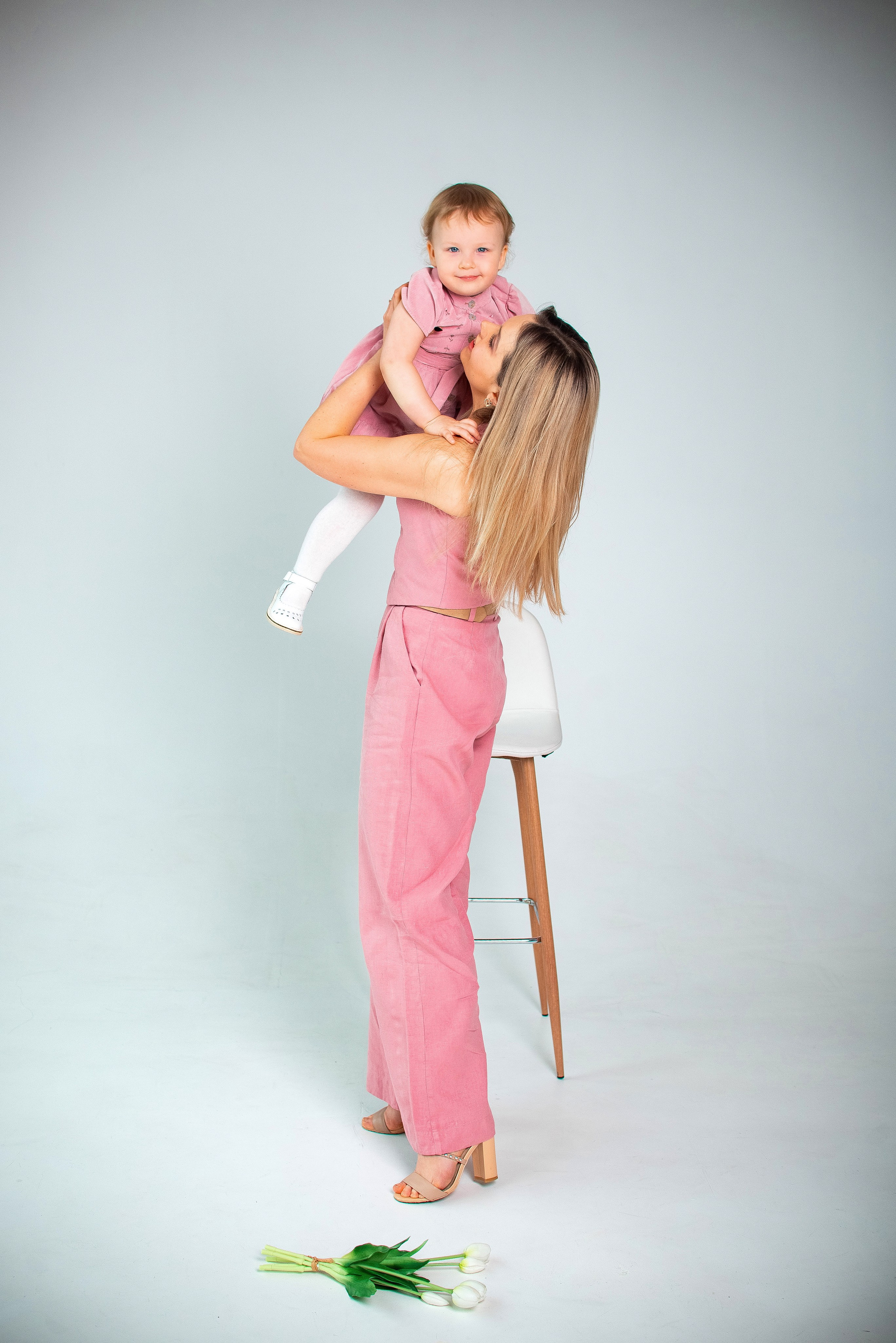 Мама+дочка в студии. Семейный фотограф на выписку из роддома и крещение Минск Настя Гришук