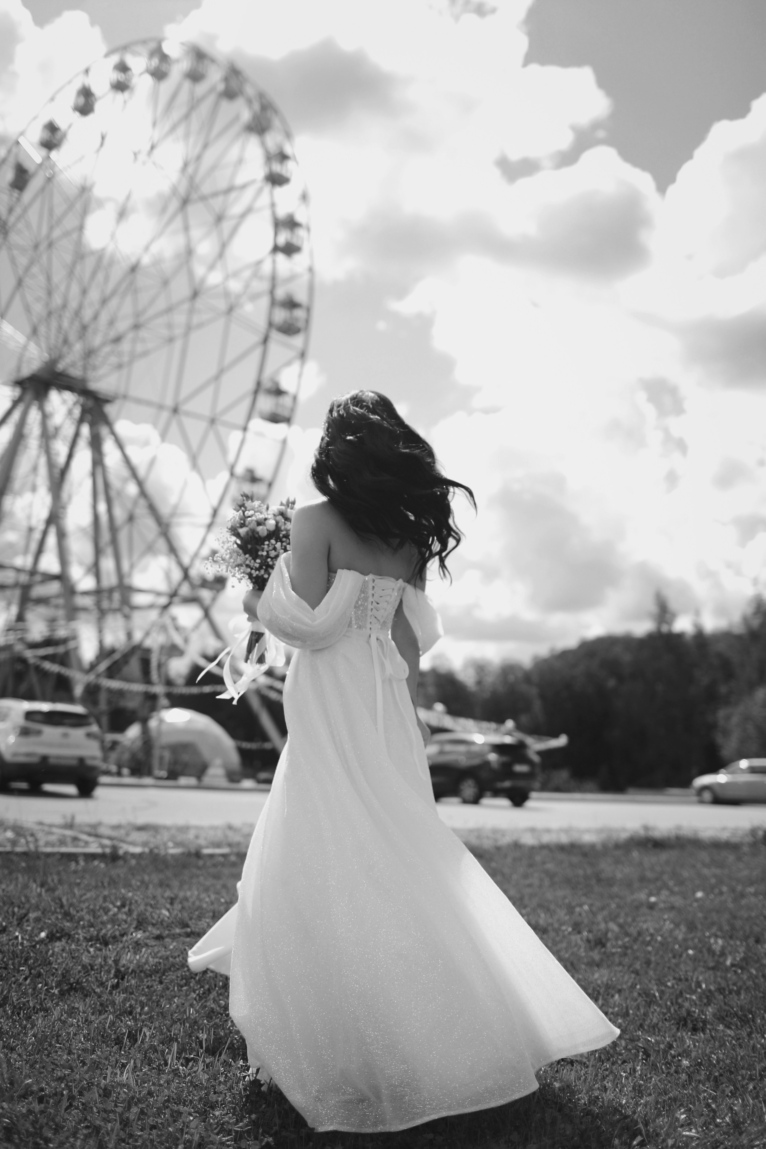 Съемка пары Марии и Ильи, гуляющих по городу. Свадебный и репортажный фотограф в Ярославле и Санкт-Петербурге Роман Микрюков