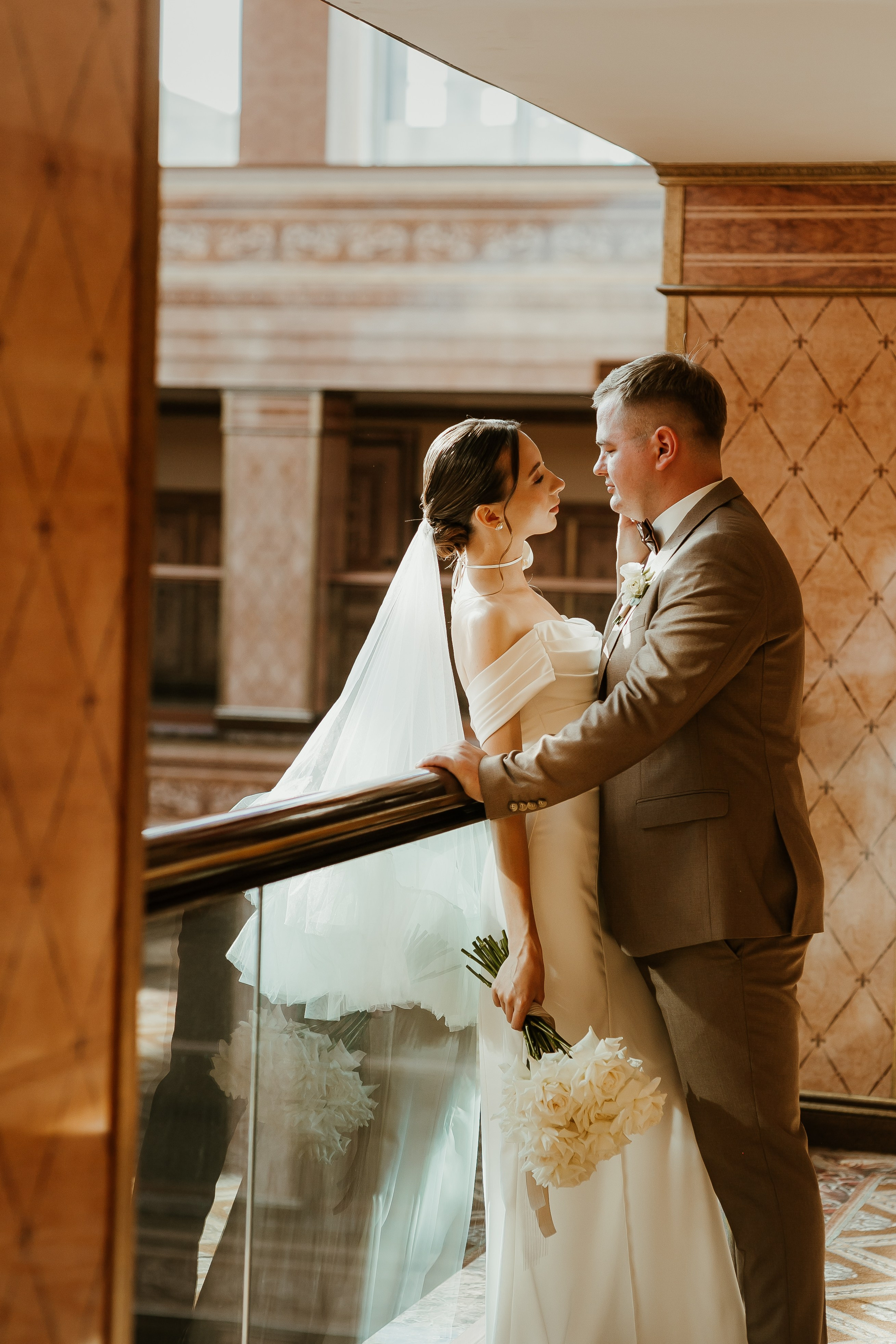 Свадебная осенняя фотосессия Ивана и Лидии в городе. Свадебный и репортажный фотограф в Ярославле и Санкт-Петербурге Роман Микрюков