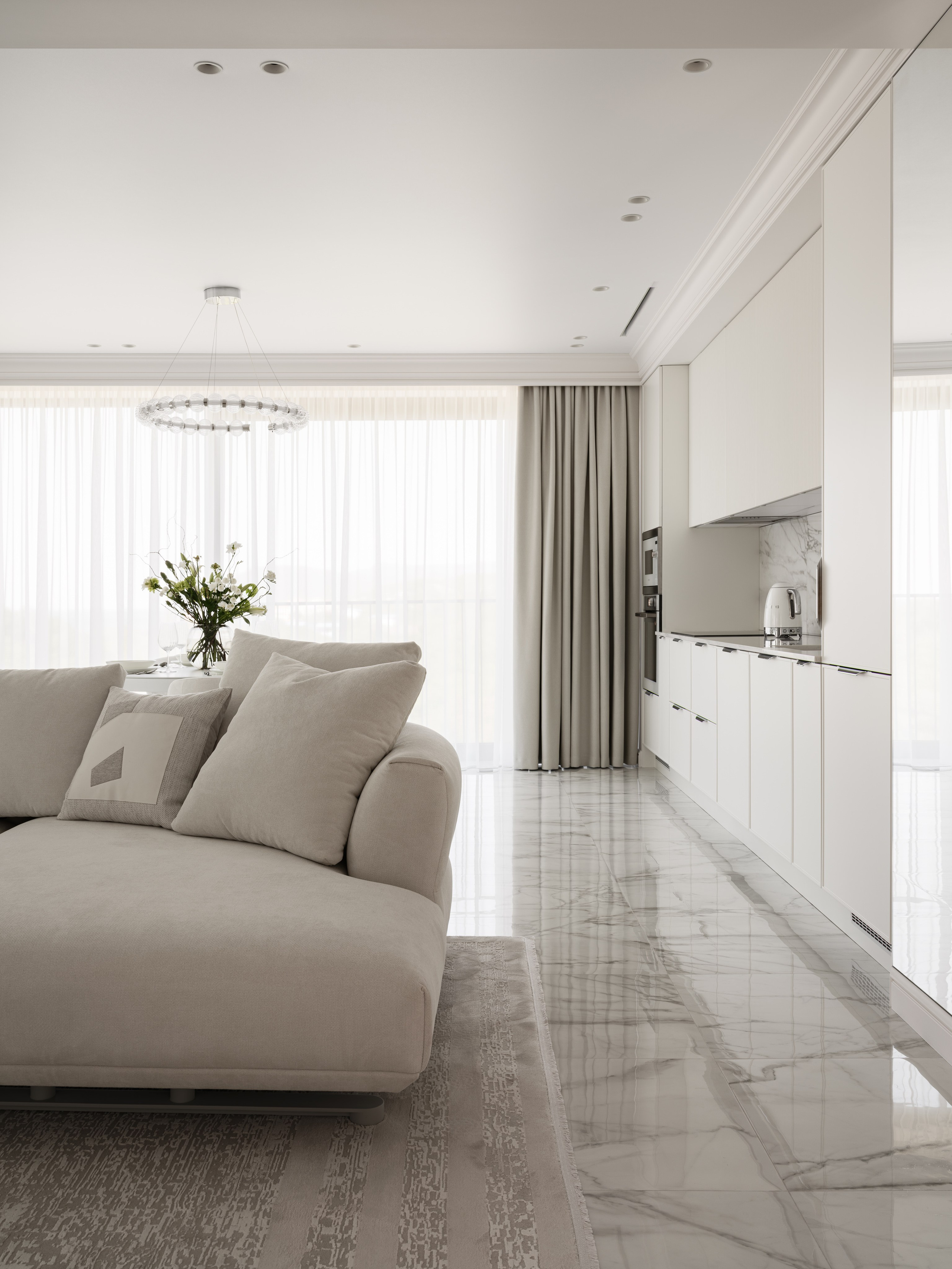 Светлая кухня-гостиная в современном стиле с мягким бежевым диваном, мраморным полом и лаконичными фасадами без ручек, объединённая с обеденной зоной у панорамных окон — интерьер от дизайнера Алёны Боярской, стилист Наталья Якушева, фото Сергей Денисенко.