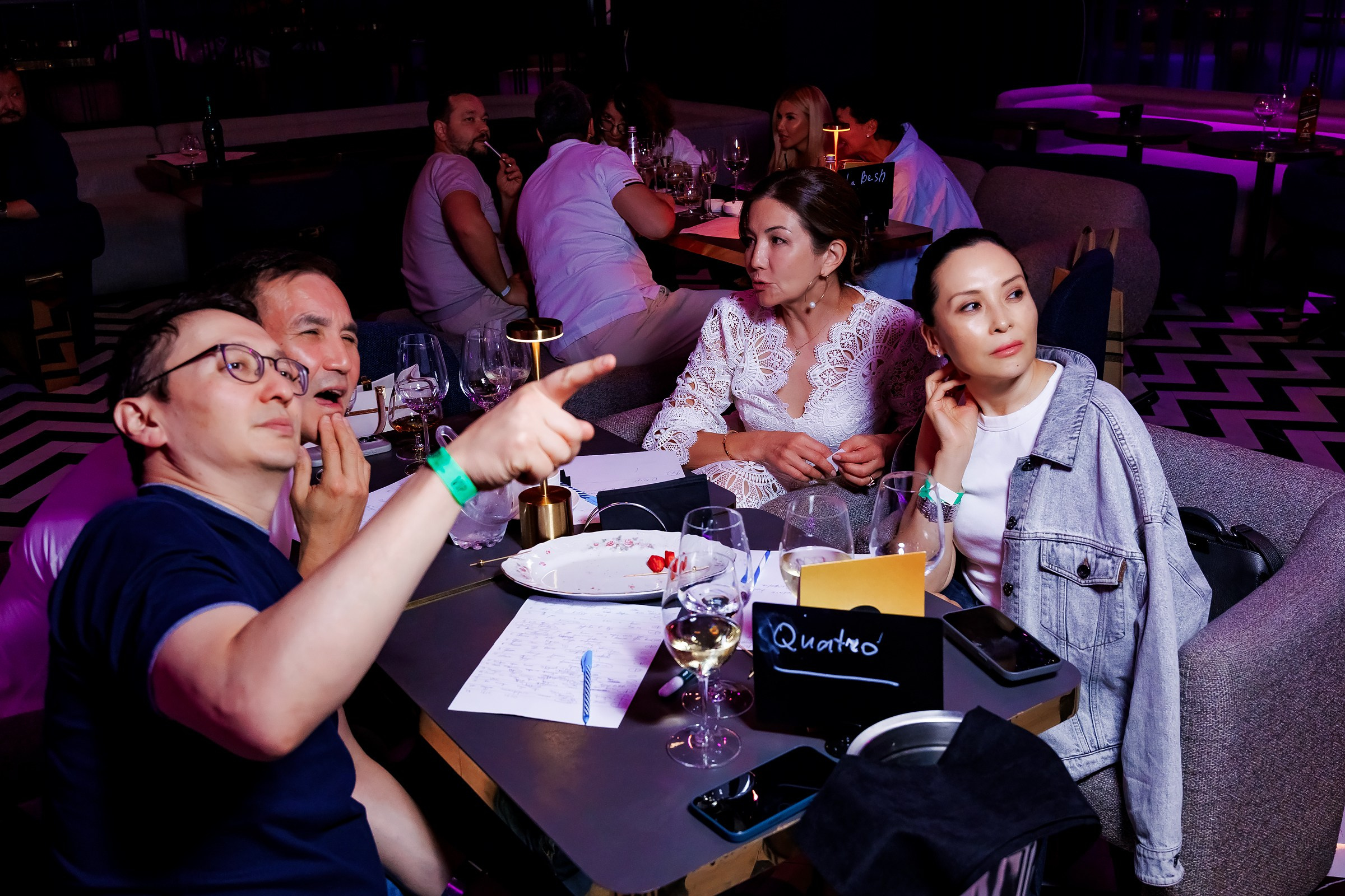 Вокруг света за 60 секунд-Queen Karaoke. Репортажный фотограф в Алматы Каюпов Сержан