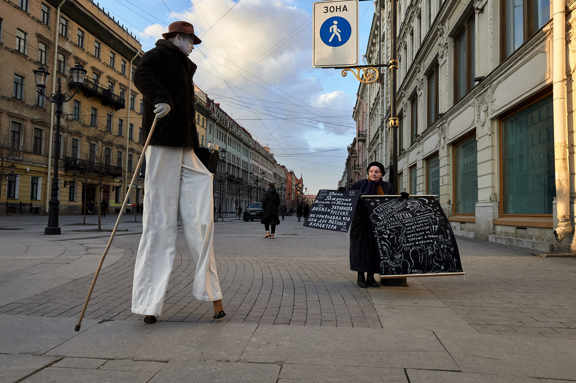 Елена Осипова с антивоенным плакатом