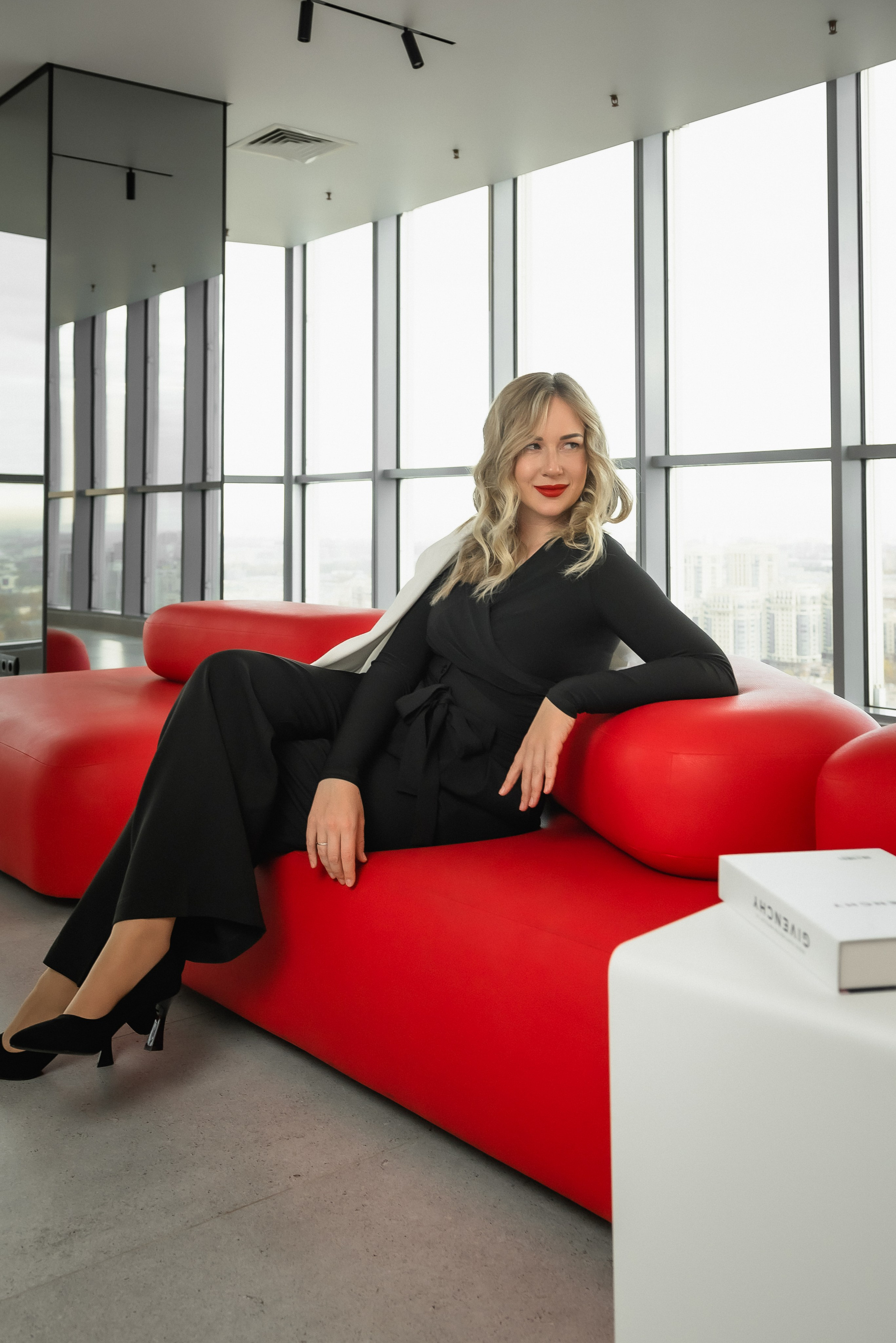 Портрет на красном фоне. КОНТЕНТ | БРЕНД фотограф Санкт-Петербург — Жанна Олтаржевская