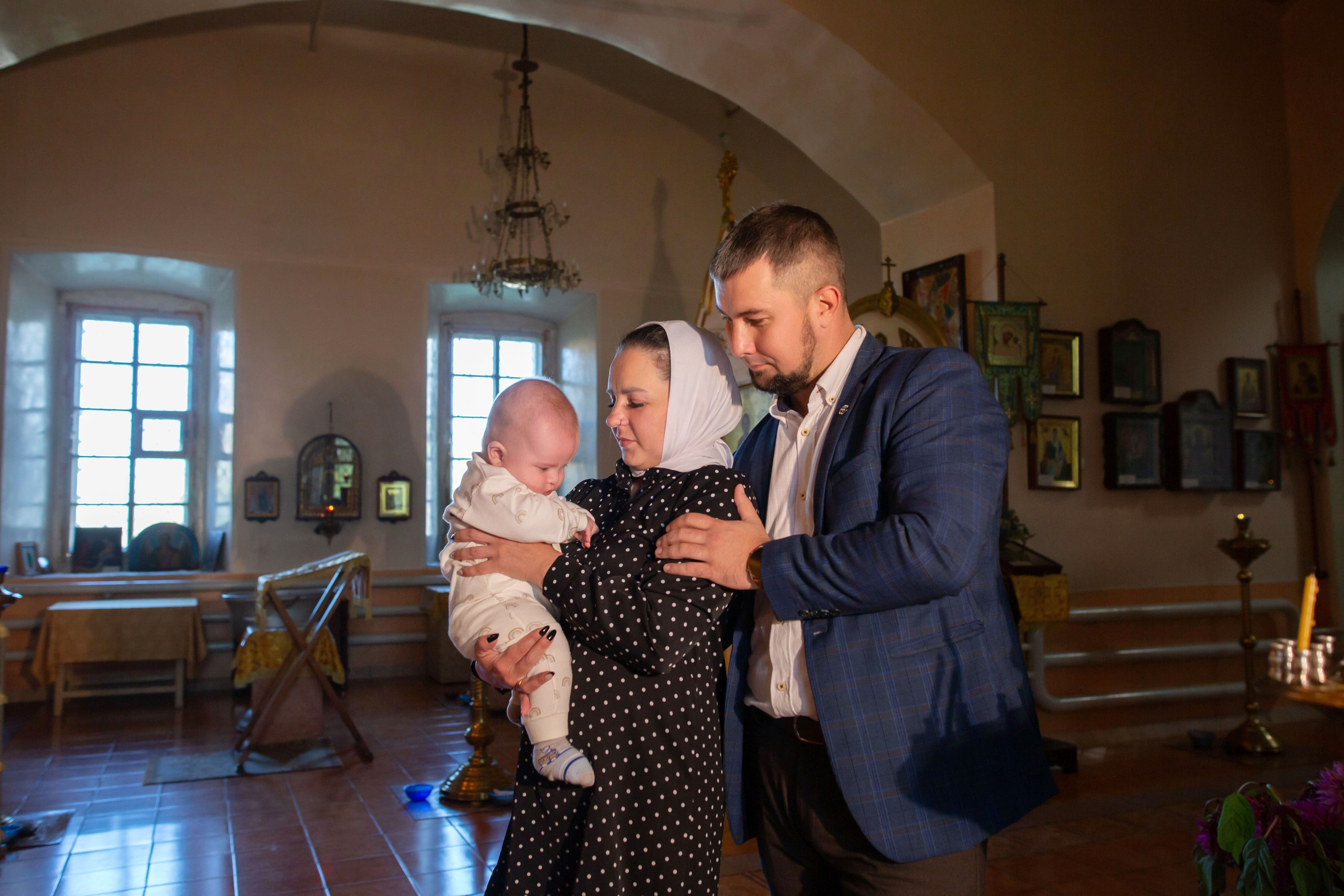 Крещение двух братьев. Храм Успения Пресвятой Богородицы. Семейный и детский фотограф Анна Петракова