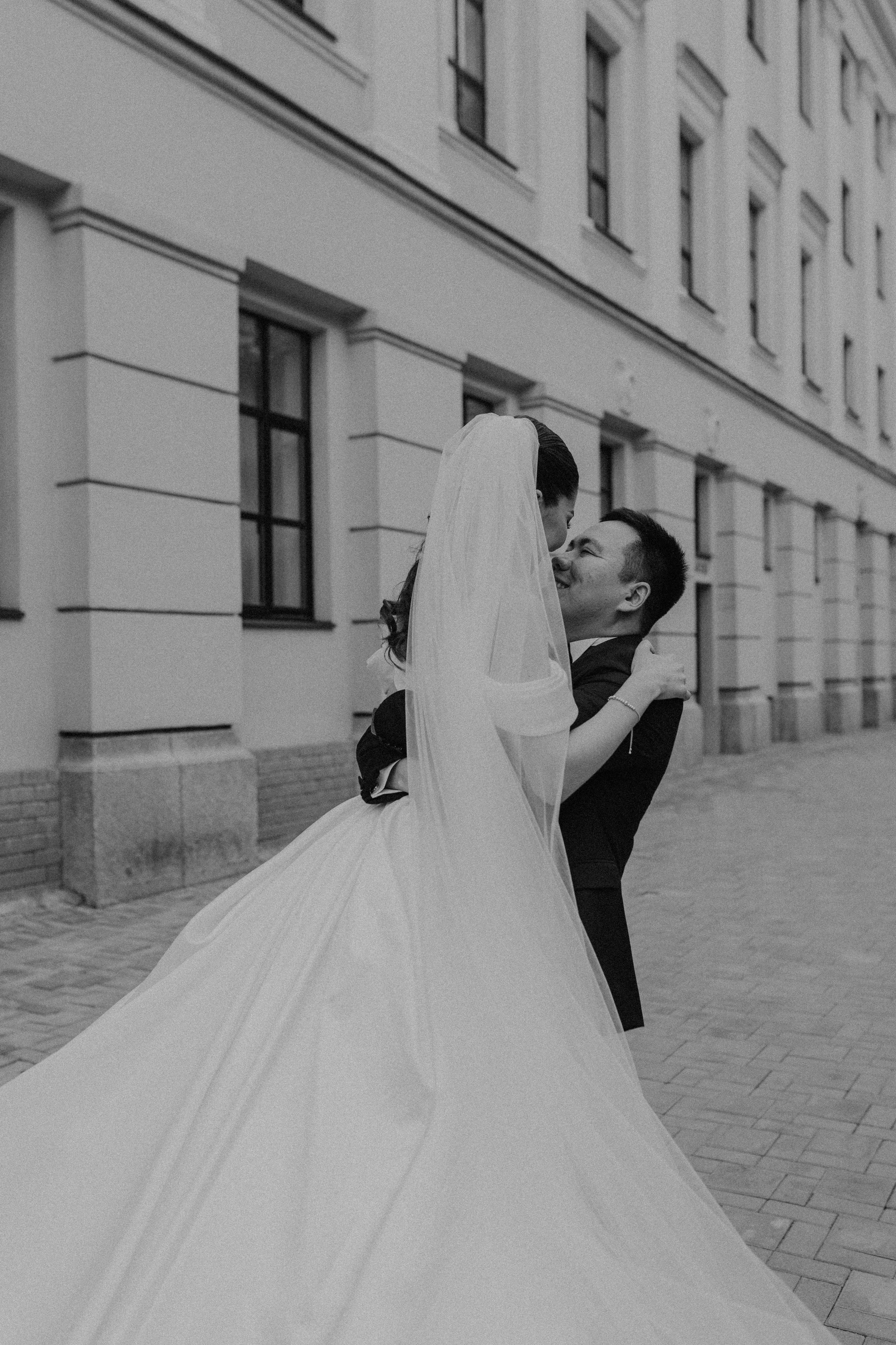 Прогулка и два бокала игристого…. Свадебный и семейный фотограф в Алматы Laura Dosmann