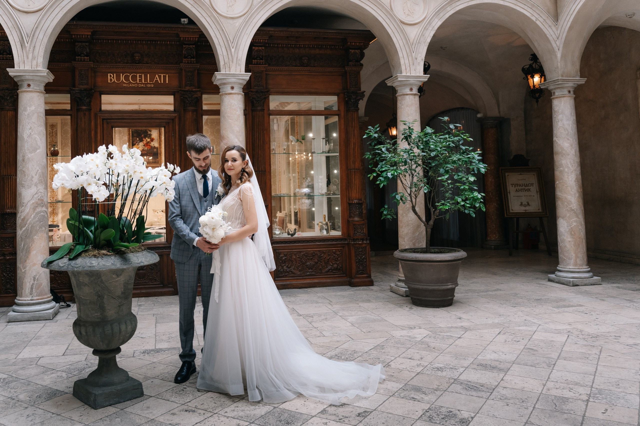 Свадебная фотосессия в отеле Золотое кольцо (Golden Ring Hotel) и ресторане Турандот