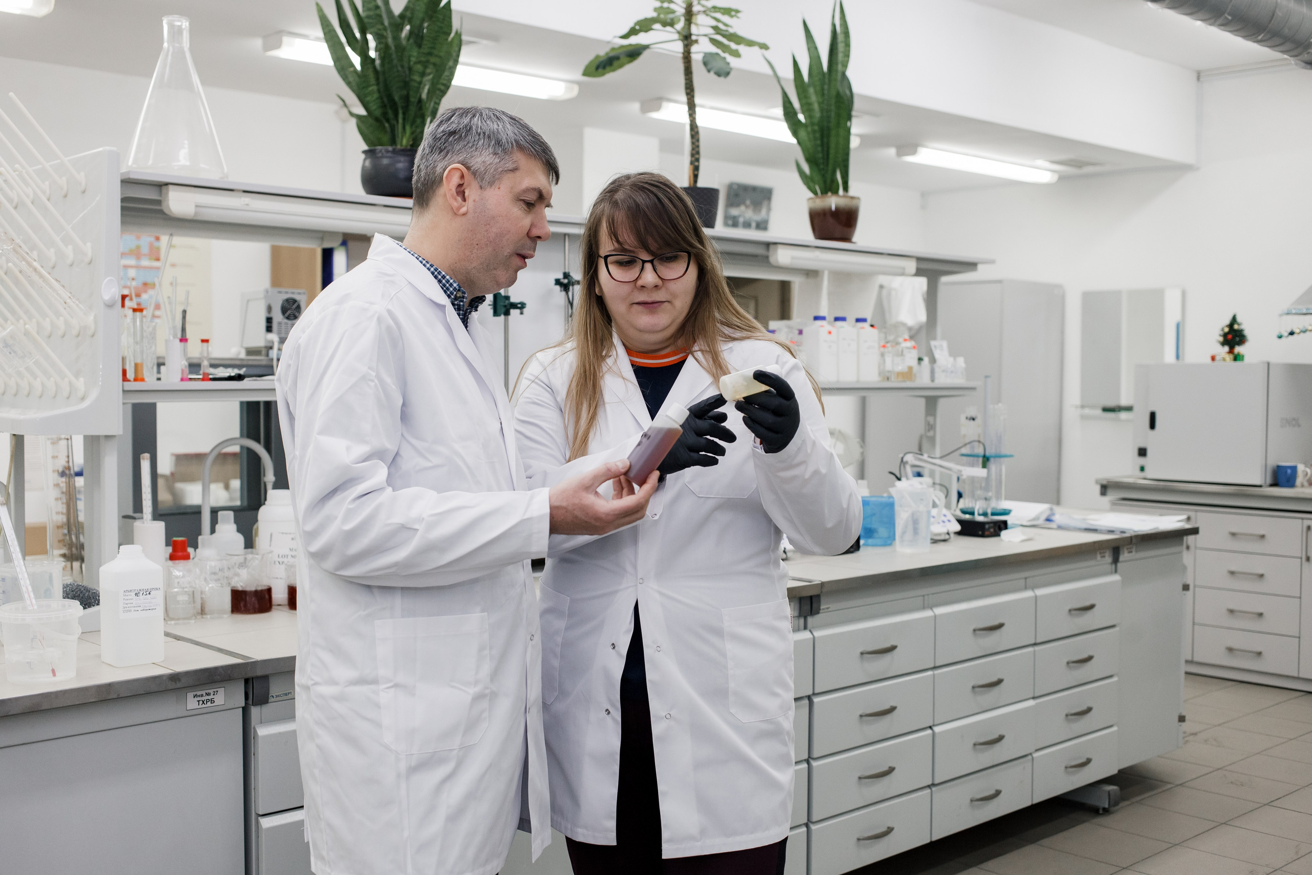 анализ проб в лаборатории