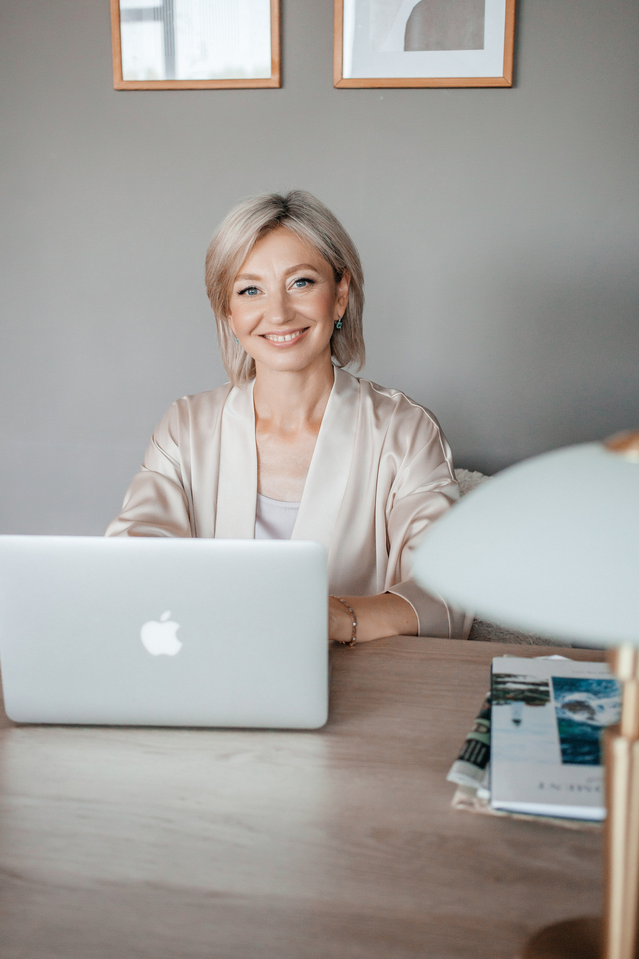 Что ты покупаешь, когда обращаешься ко мне? Отвечаю: видео для рилз и таргетированной рекламы. Ты не просто платишь за съемку! Ты инвестируешь в развитие собственного бренда, чтобы зарабатывать больше. Меня зовут Анна Островская и я твой контент-фотограф. Пиши и я сделаю для тебя визуал, который отстроит тебя от конкурентов! 🔥